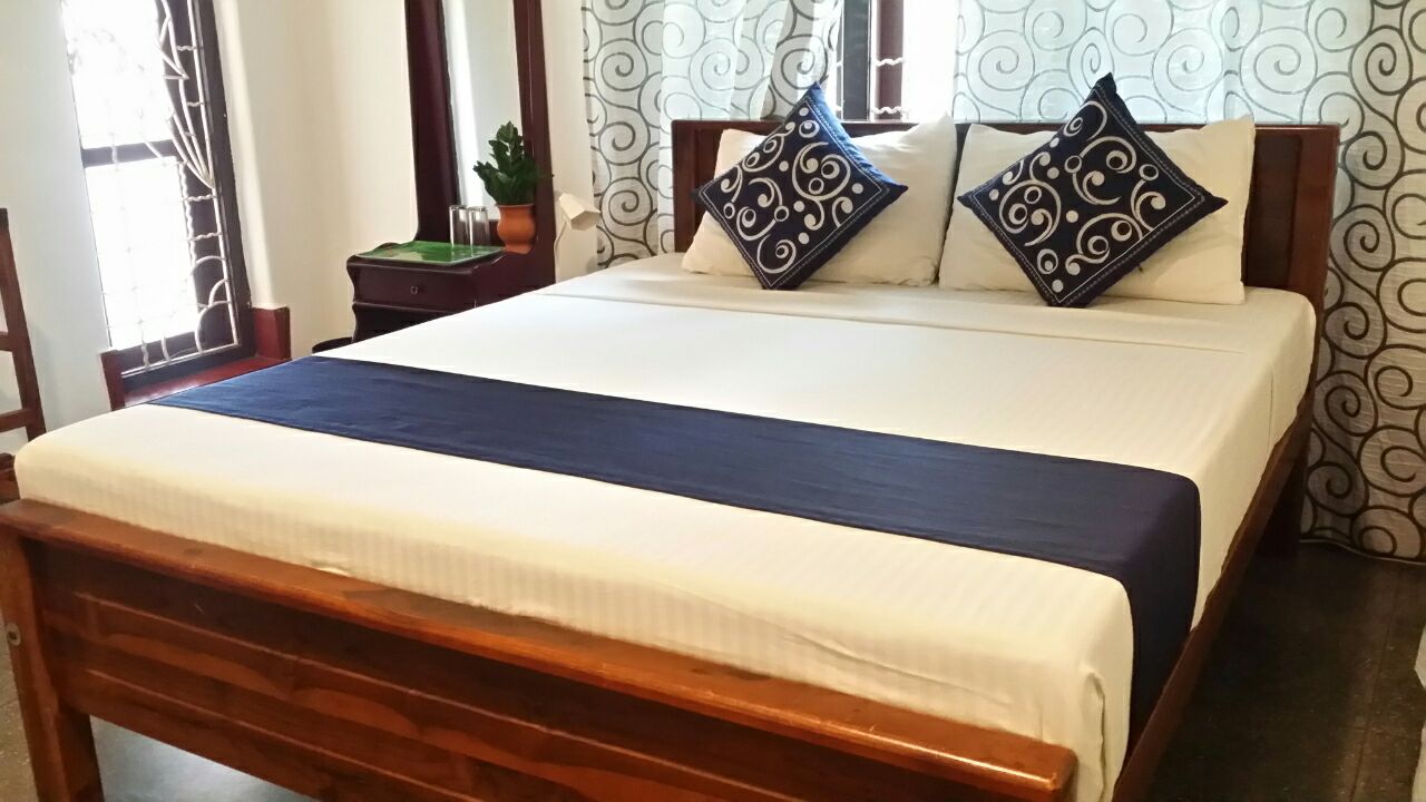 Double room with AC + Private Bathroom + Hot Water