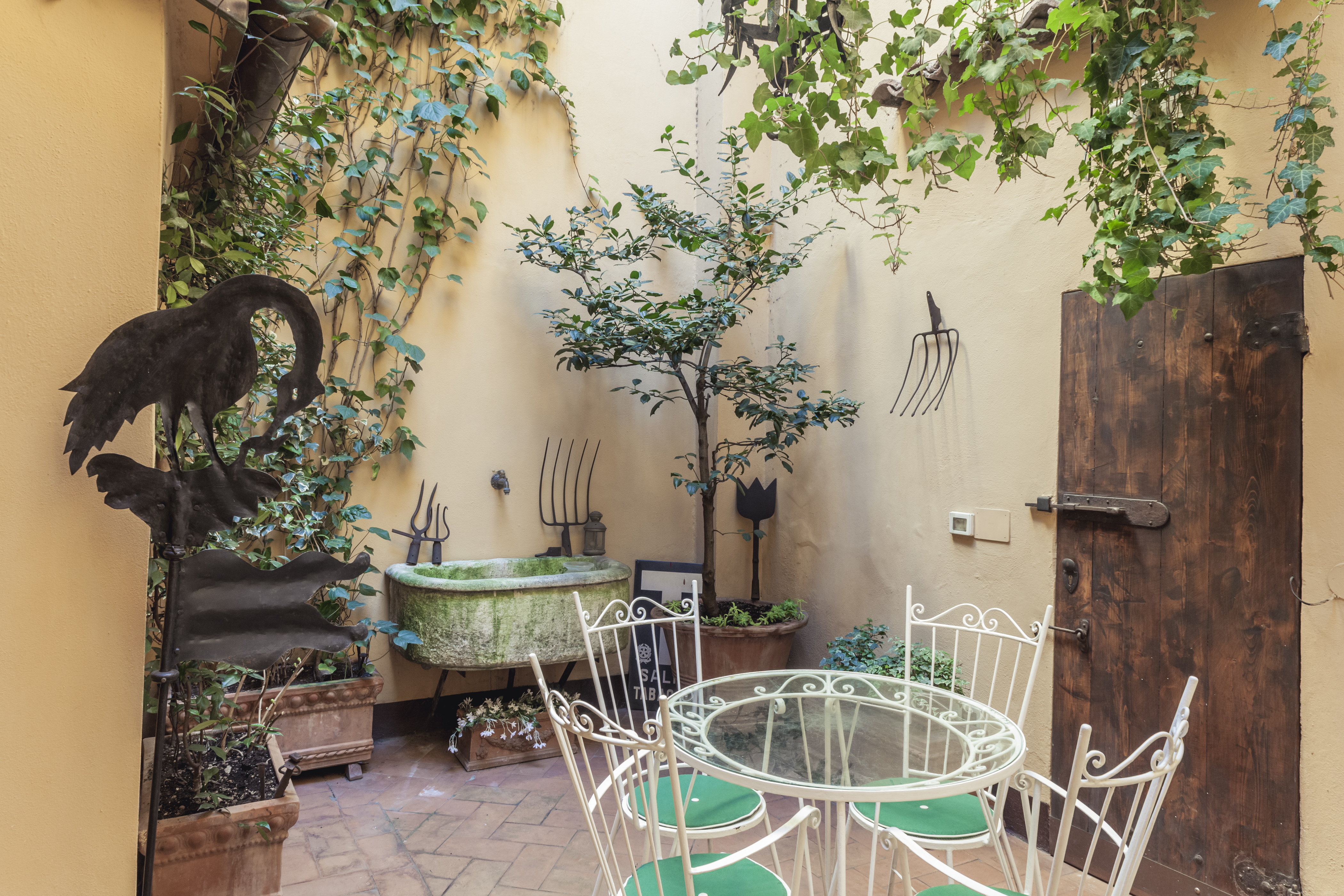 Secret courtyard in Bologna's center | Quiet Patio in Santo Stefano, Bologna