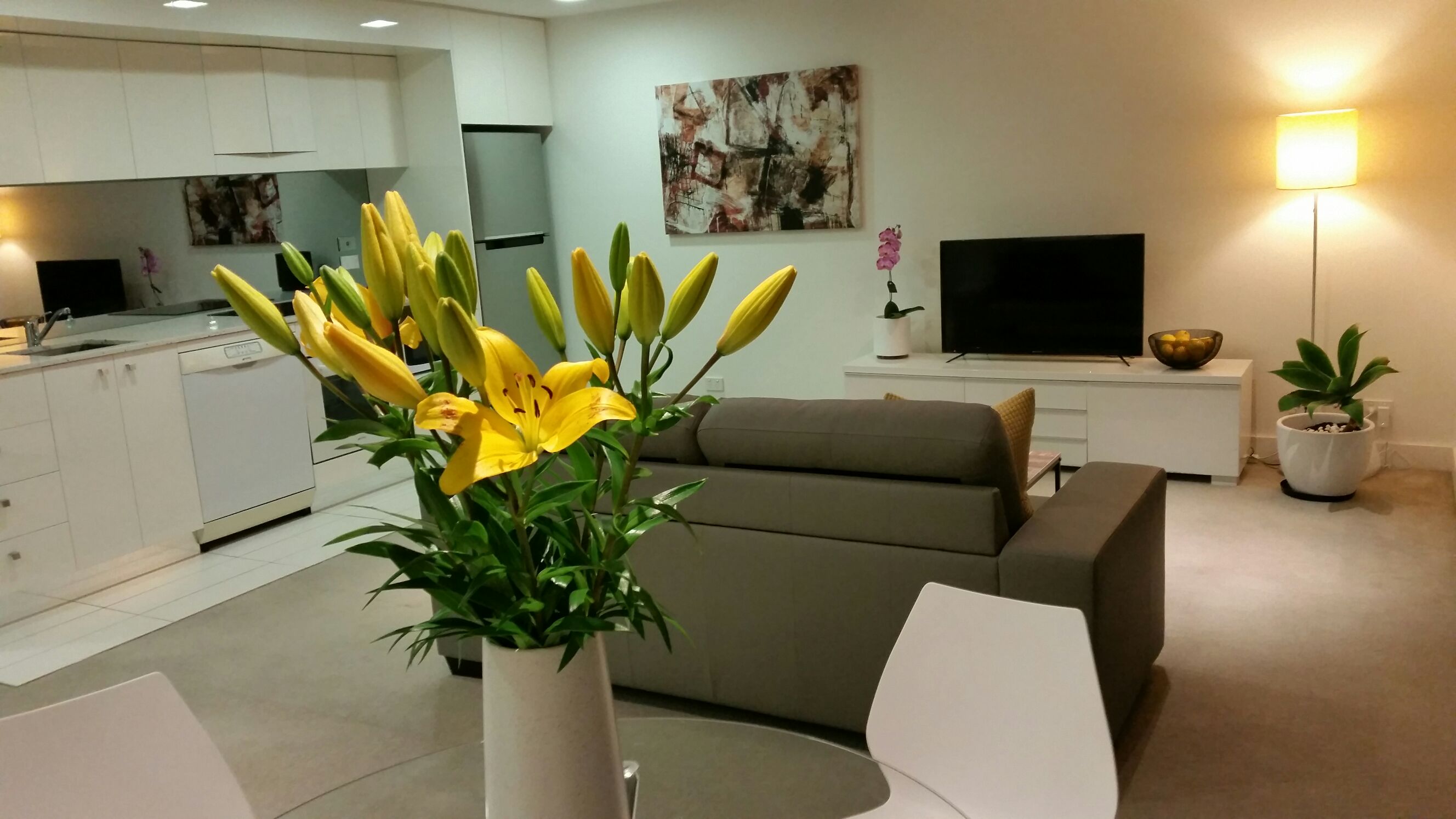 FANTASTIC! MODERN,SPACIOUS APT+STUNNING CITY VIEW