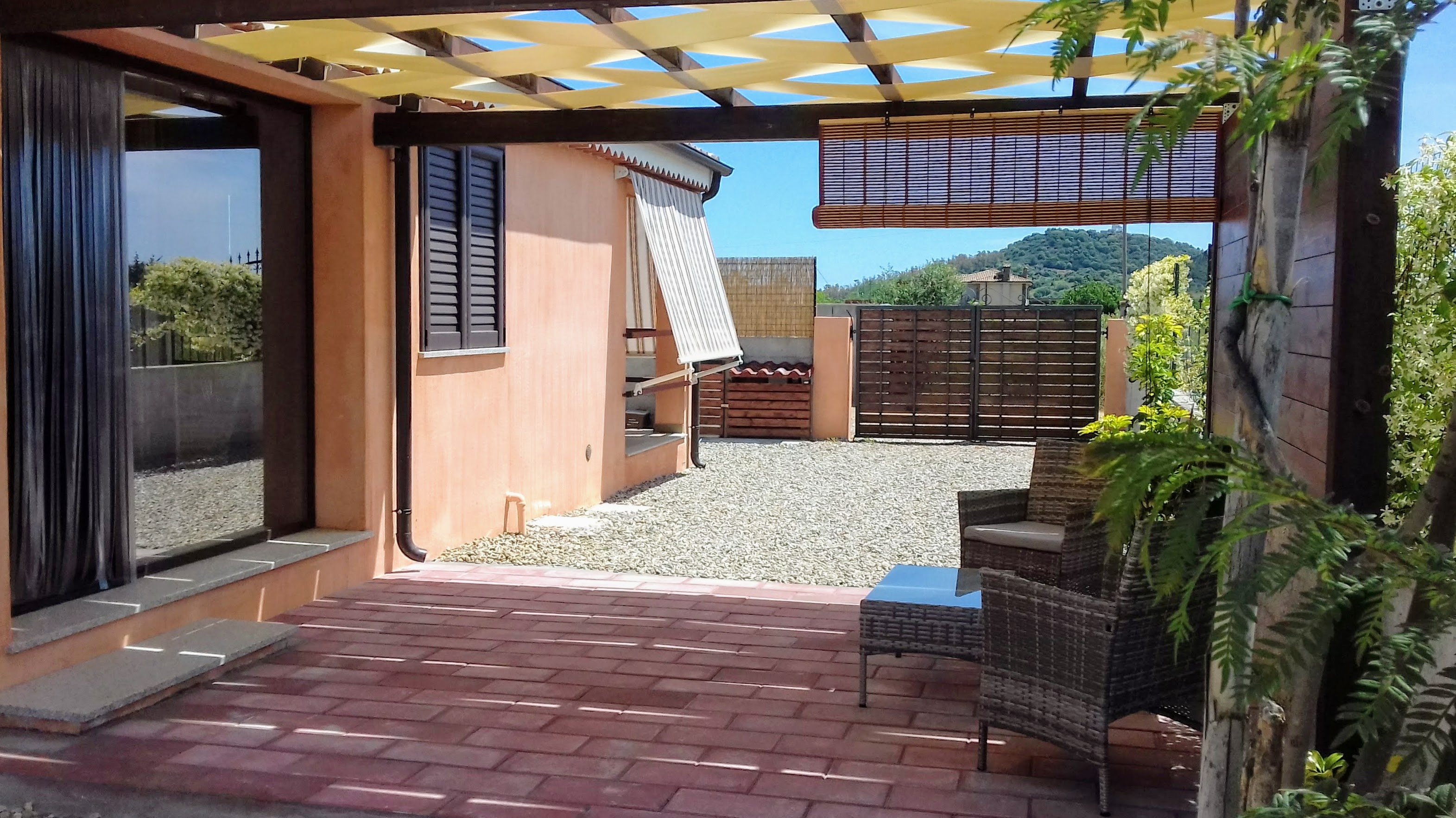 Large and cozy independent studio, near the sea.