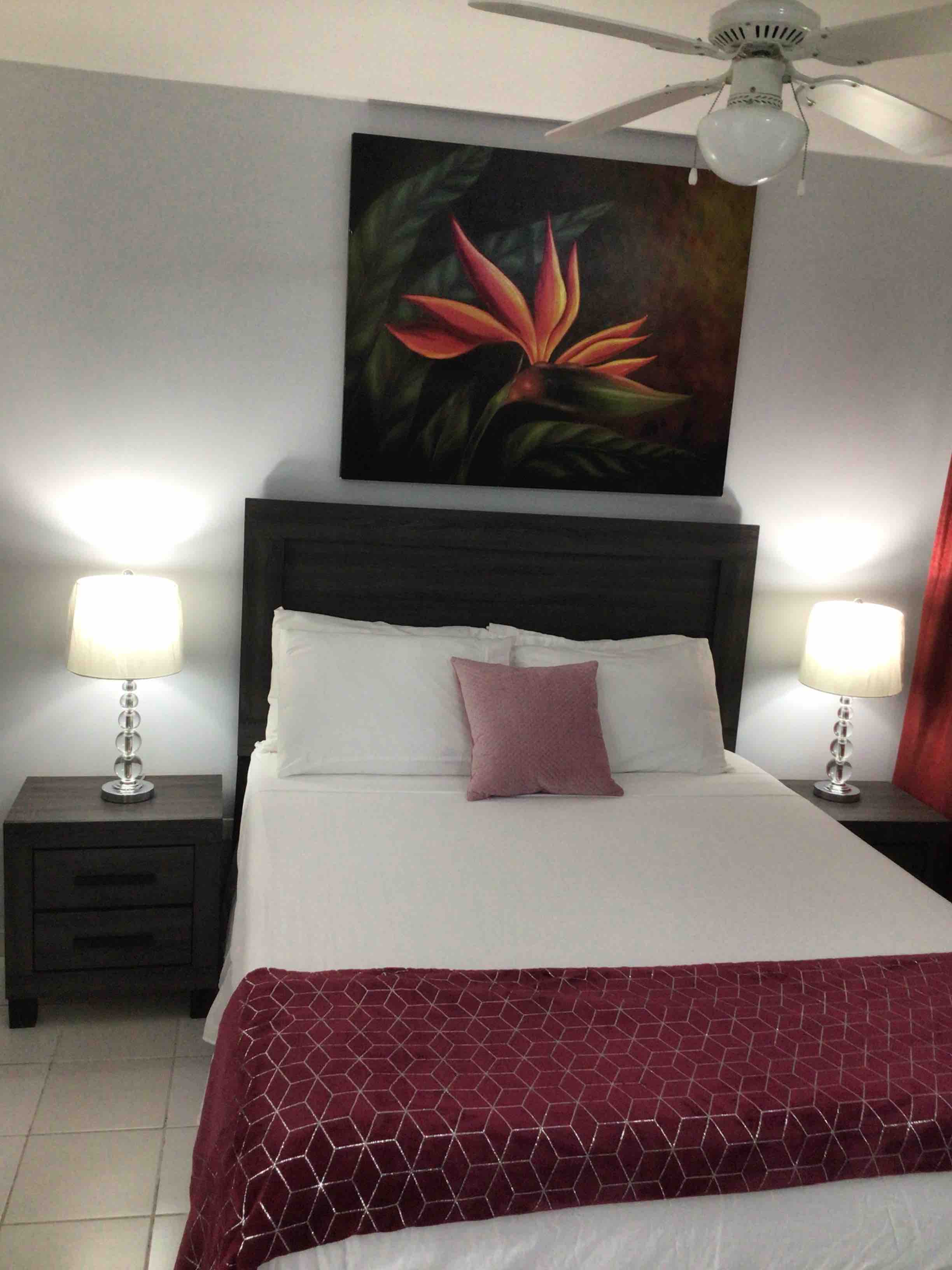 Deluxe Studio, memory foam queen bed and free WiFi