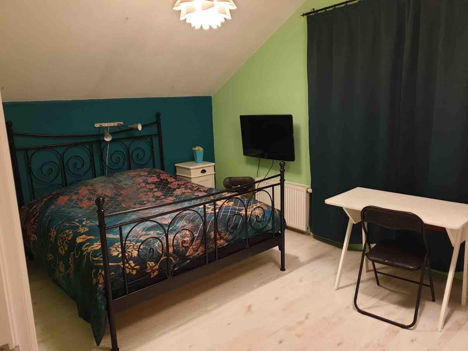 groot slaapkamer met een luxe badcel — Amsterdam stay