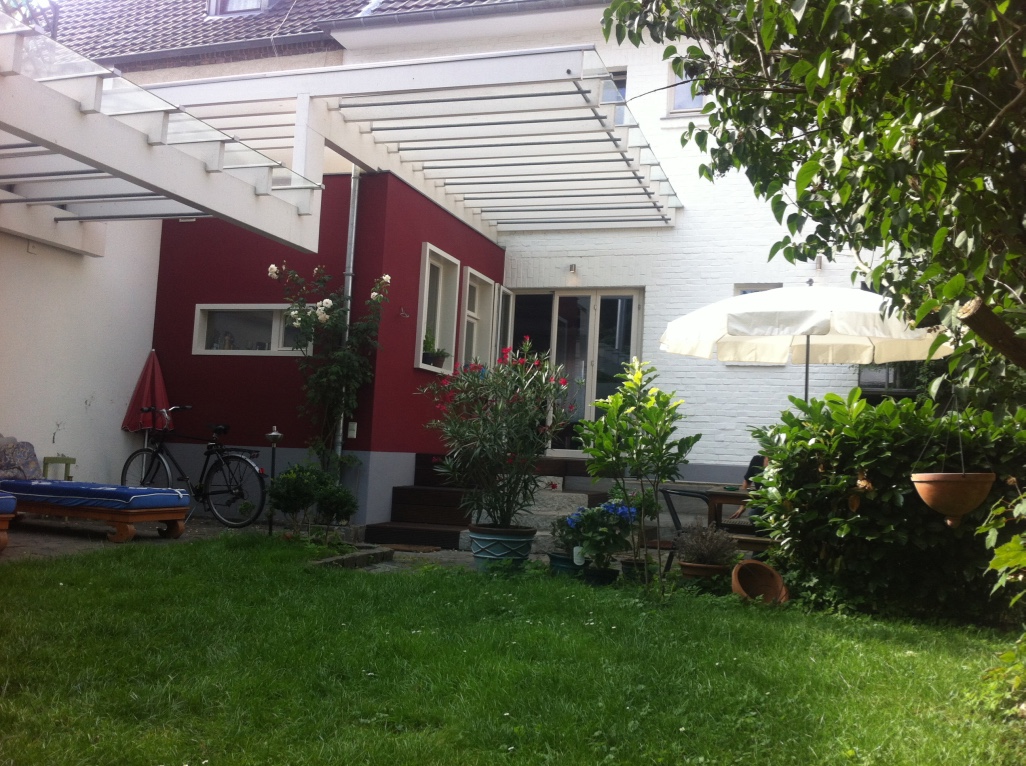 Bright 2-room studio apartment in comfortable old building