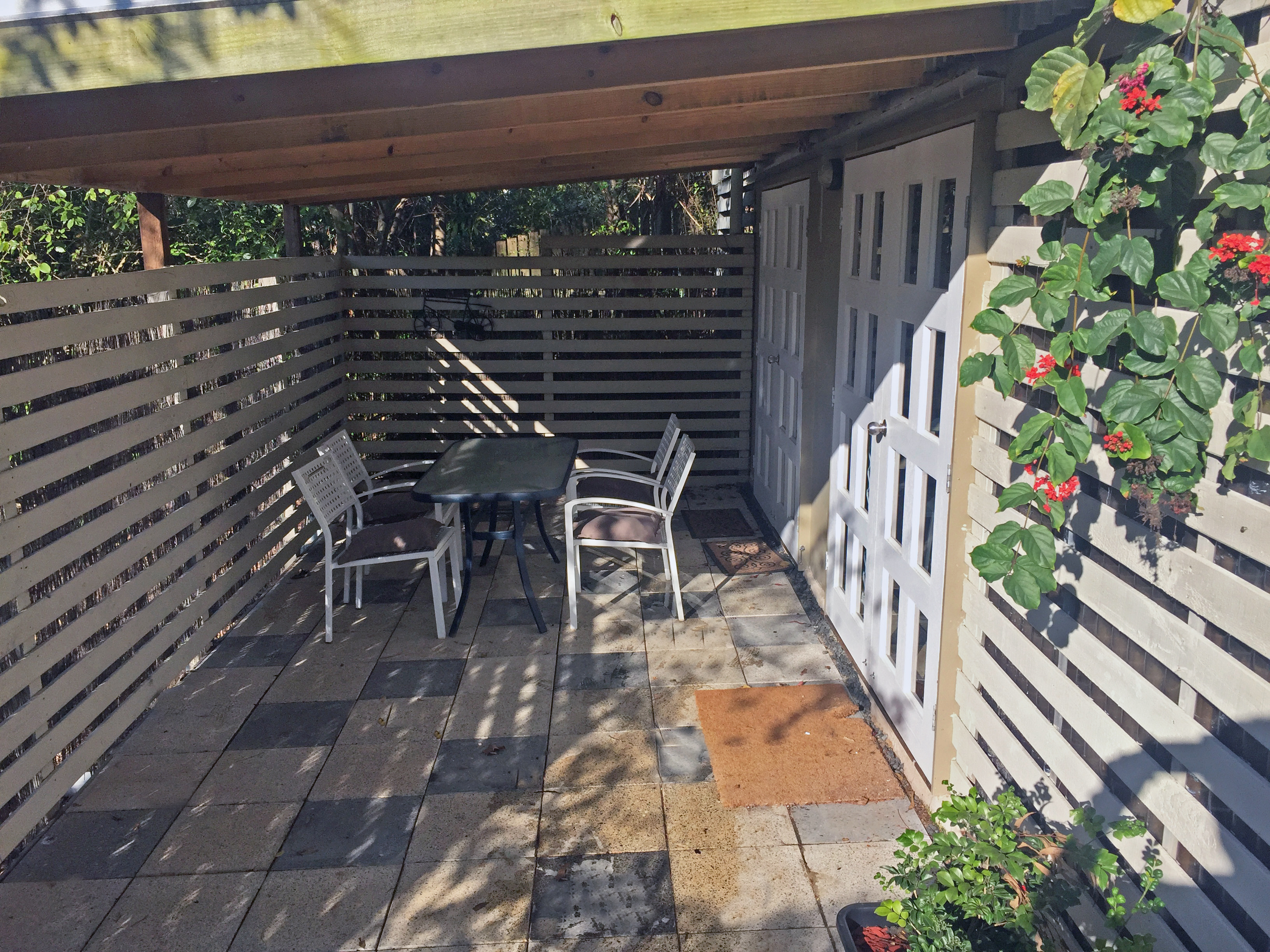 Spacious 1 bed flat near Uni with courtyard in St Lucia, Brisbane