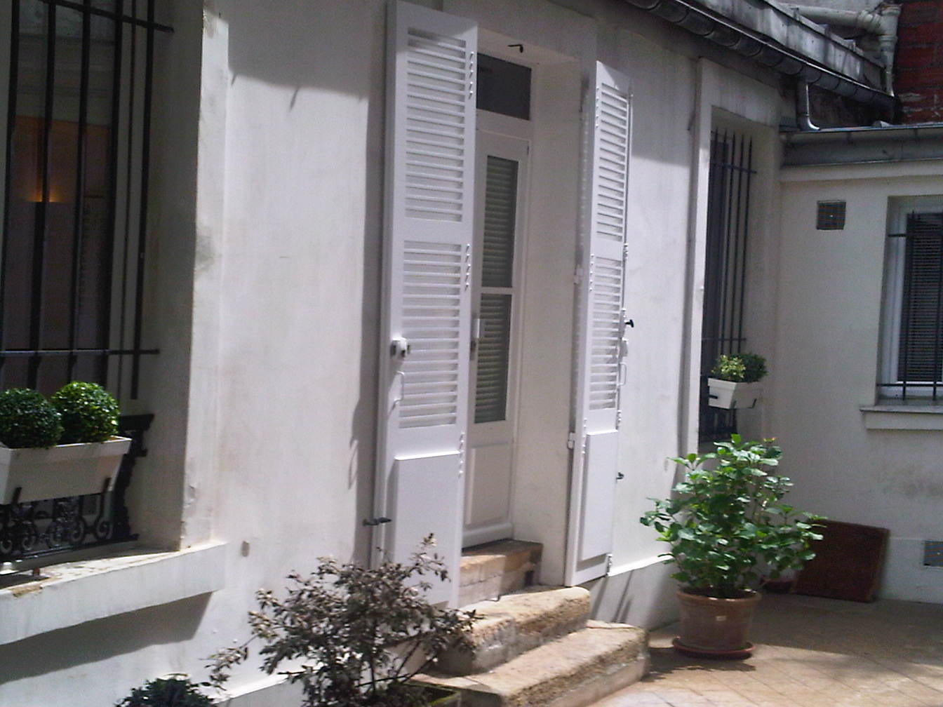 Small house in Montmartre /Abesses in Buttes-Montmartre, Paris