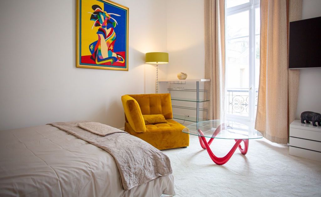 NEWLY RENOVATED CHIC & GLAMOR LARGE STUDIO
