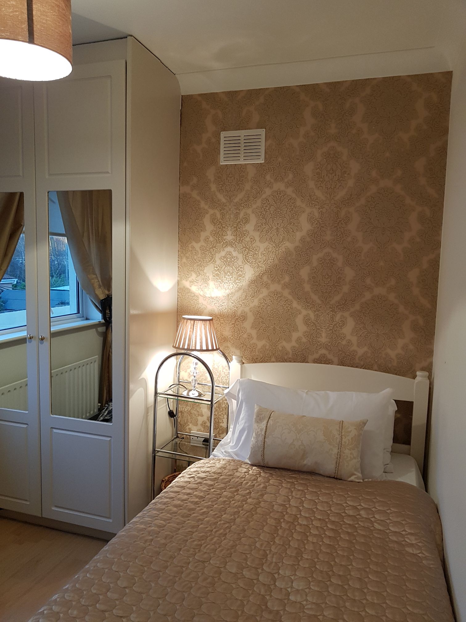 Small Twin Room. free wifi .