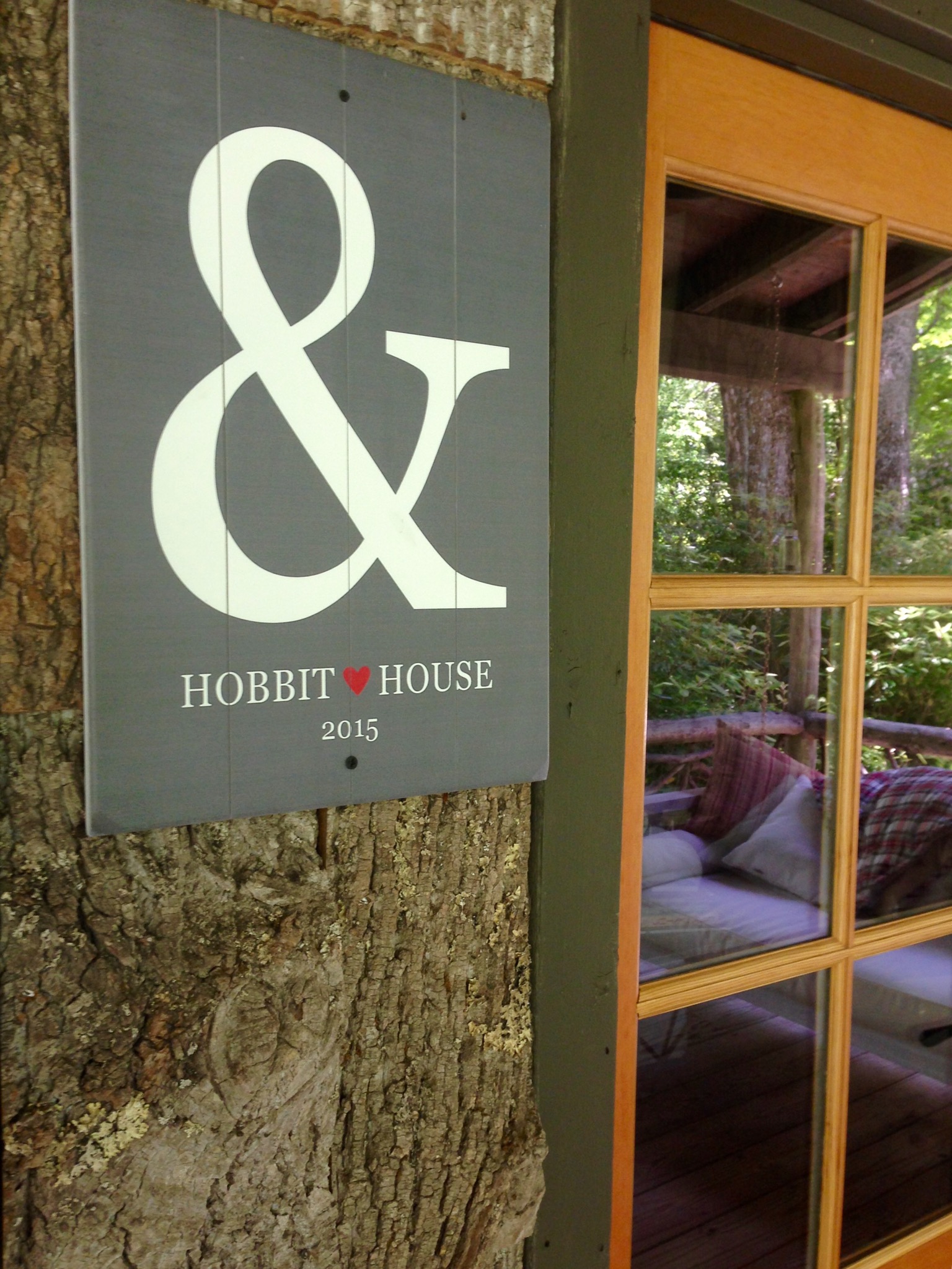 Romantic Hobbit Housecheers to a summer getaway!🍷 Cottages for Rent