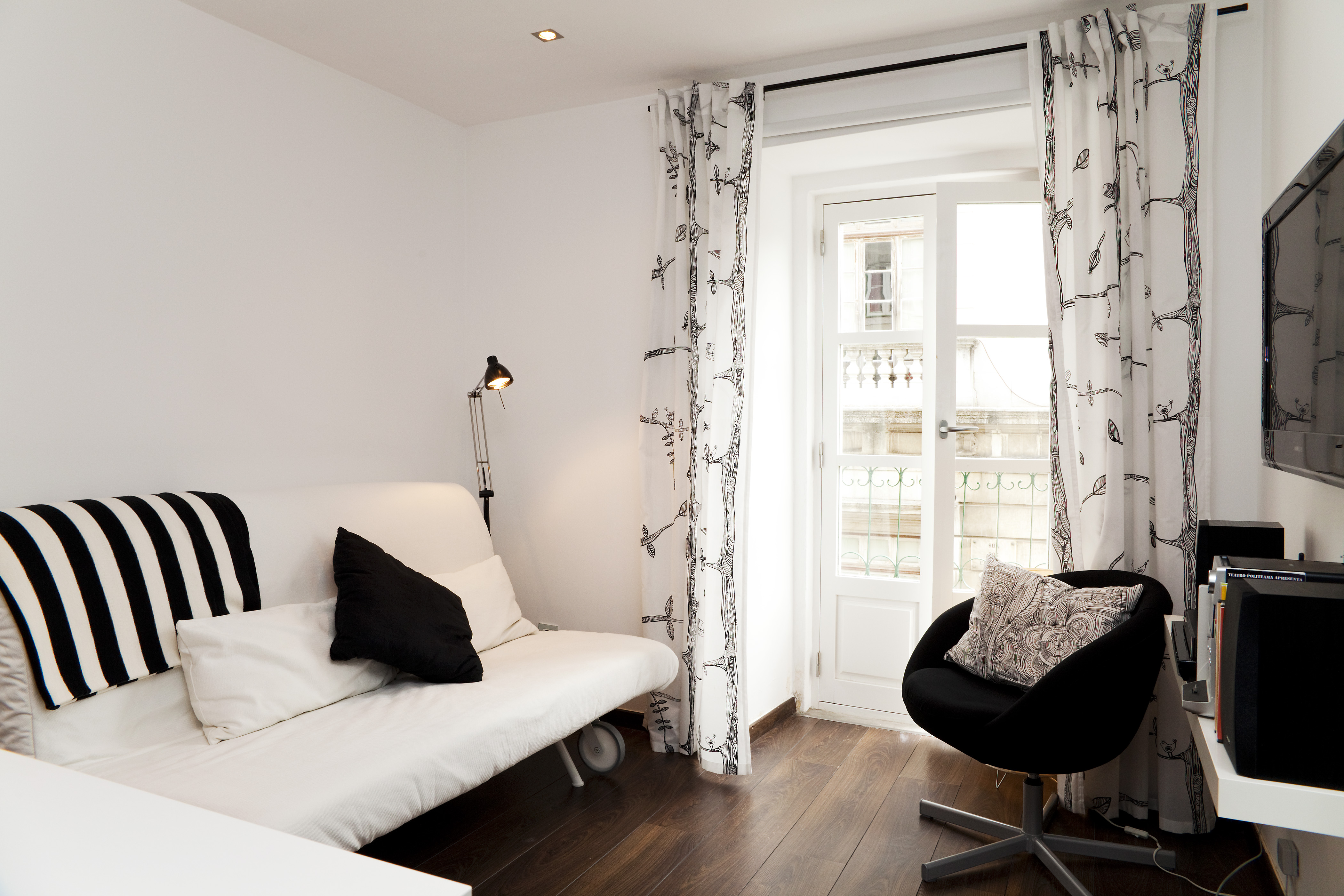Bright Bairro Alto Apt· Pocket Wi-Fi· City center in Misericrdia, Lisbon