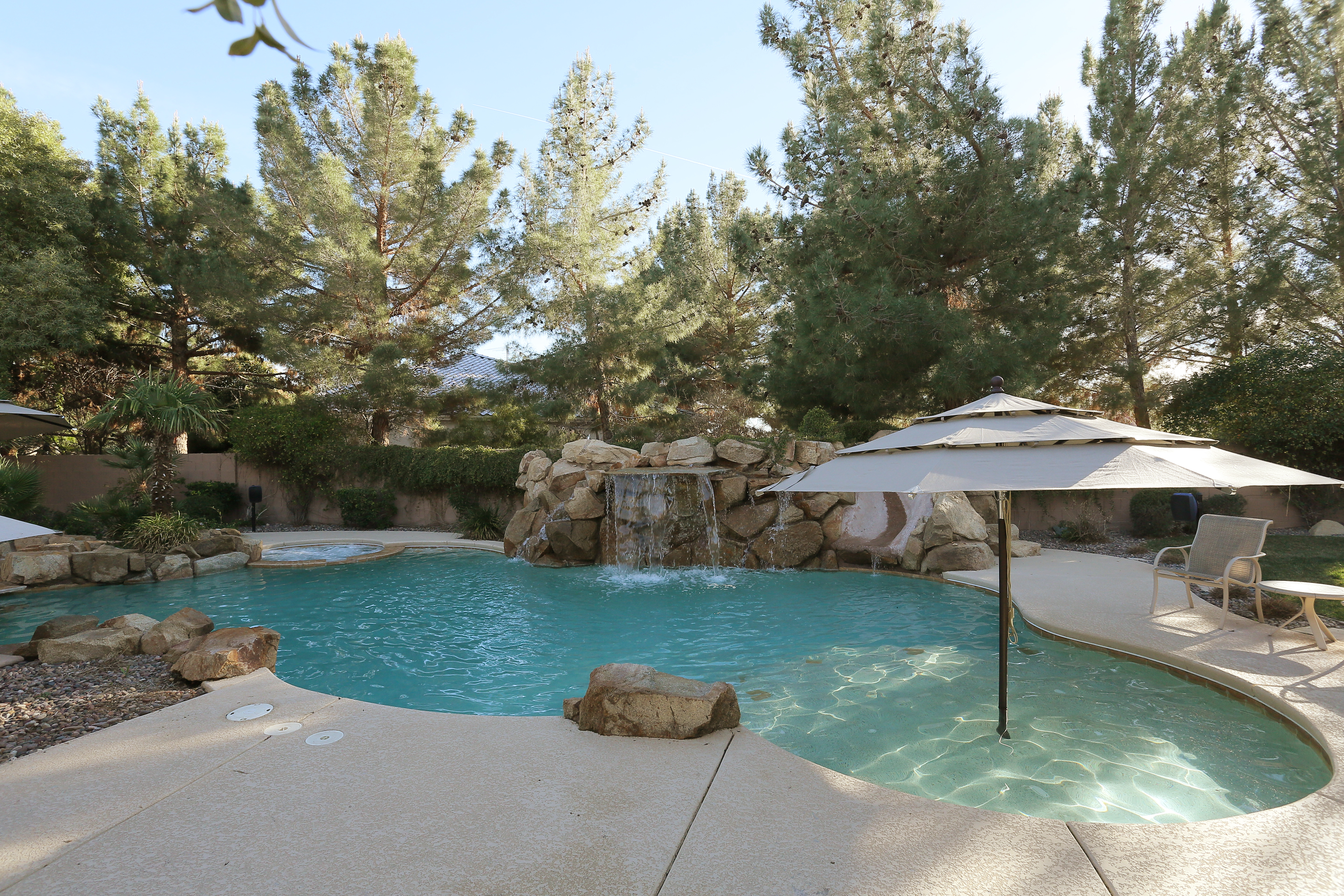 Las Vegas Tropical Pool & Luxury Private Bedrooms in Unincorporated Areas, Clark County Nv