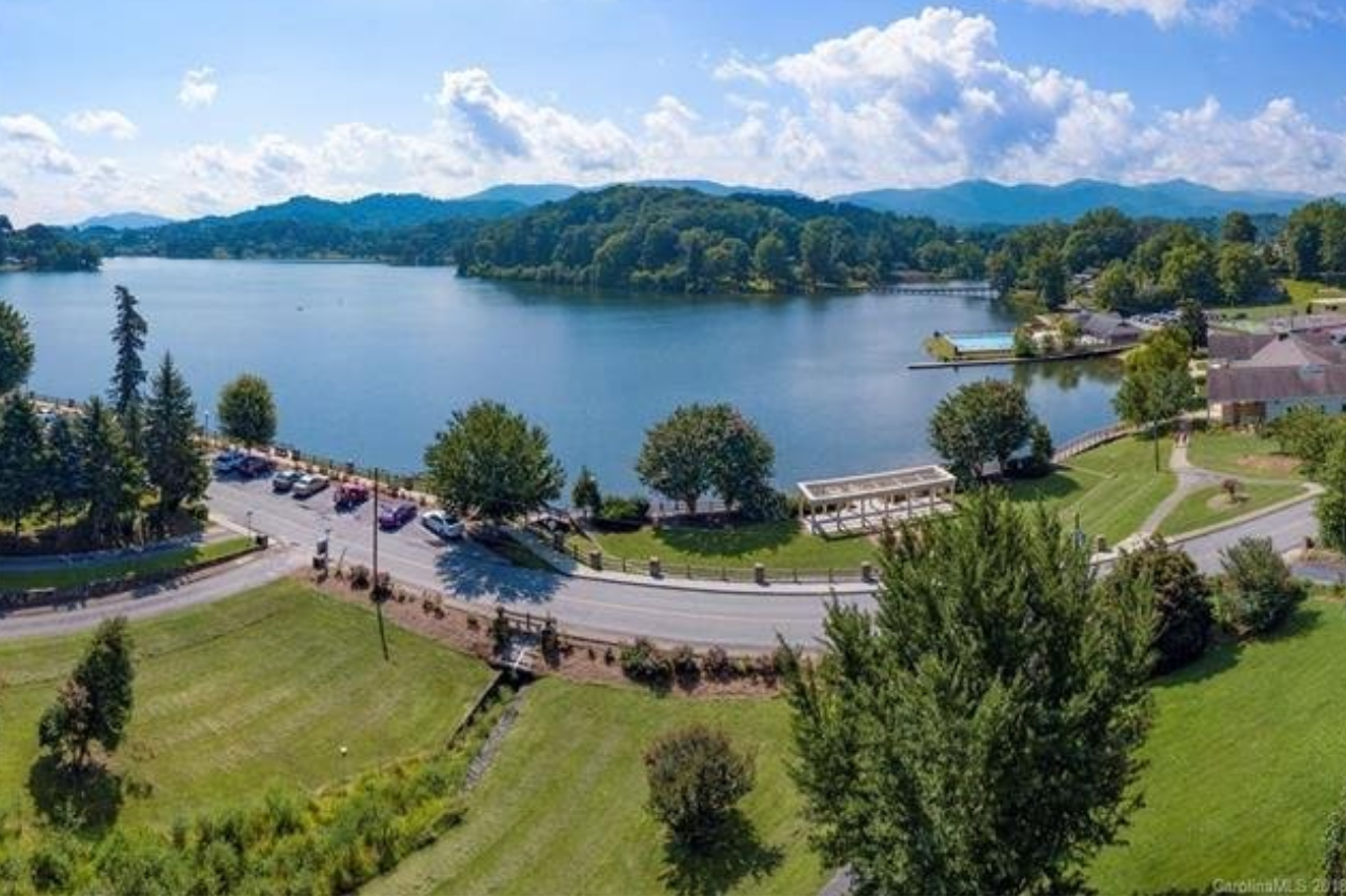 Lakeside Retreat at The Ginkgo Cottage Cottages for Rent in Lake