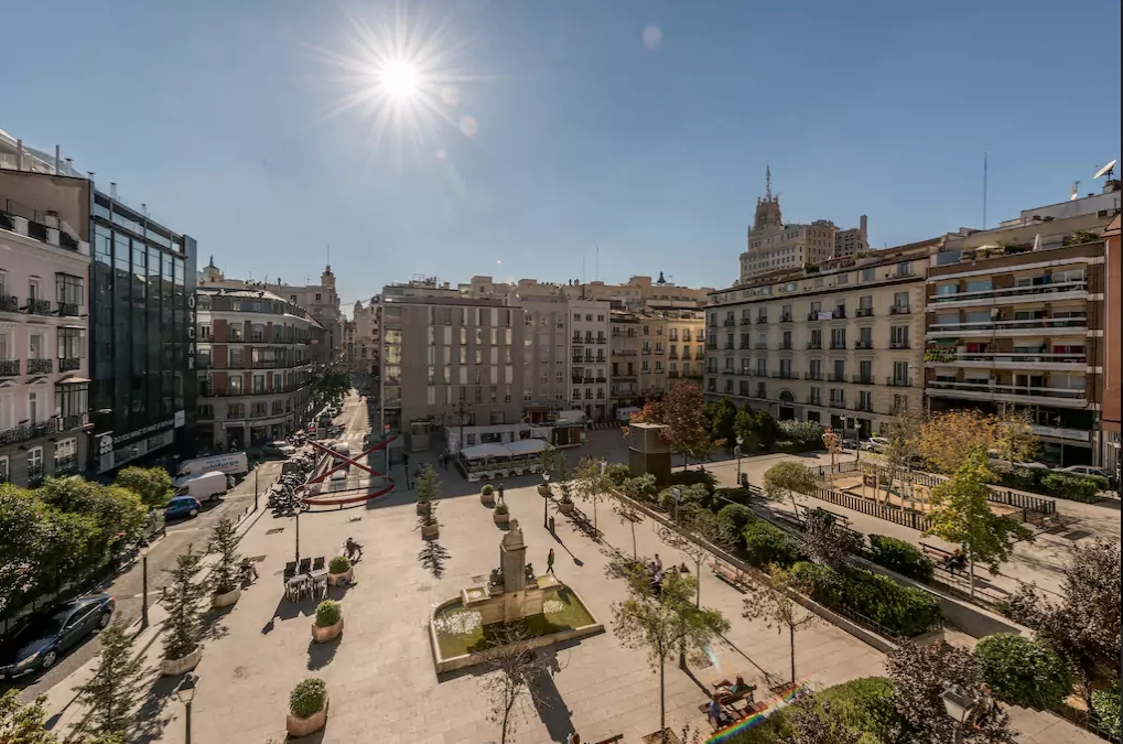 Chueca along Gran Vía. Sunny and with views.