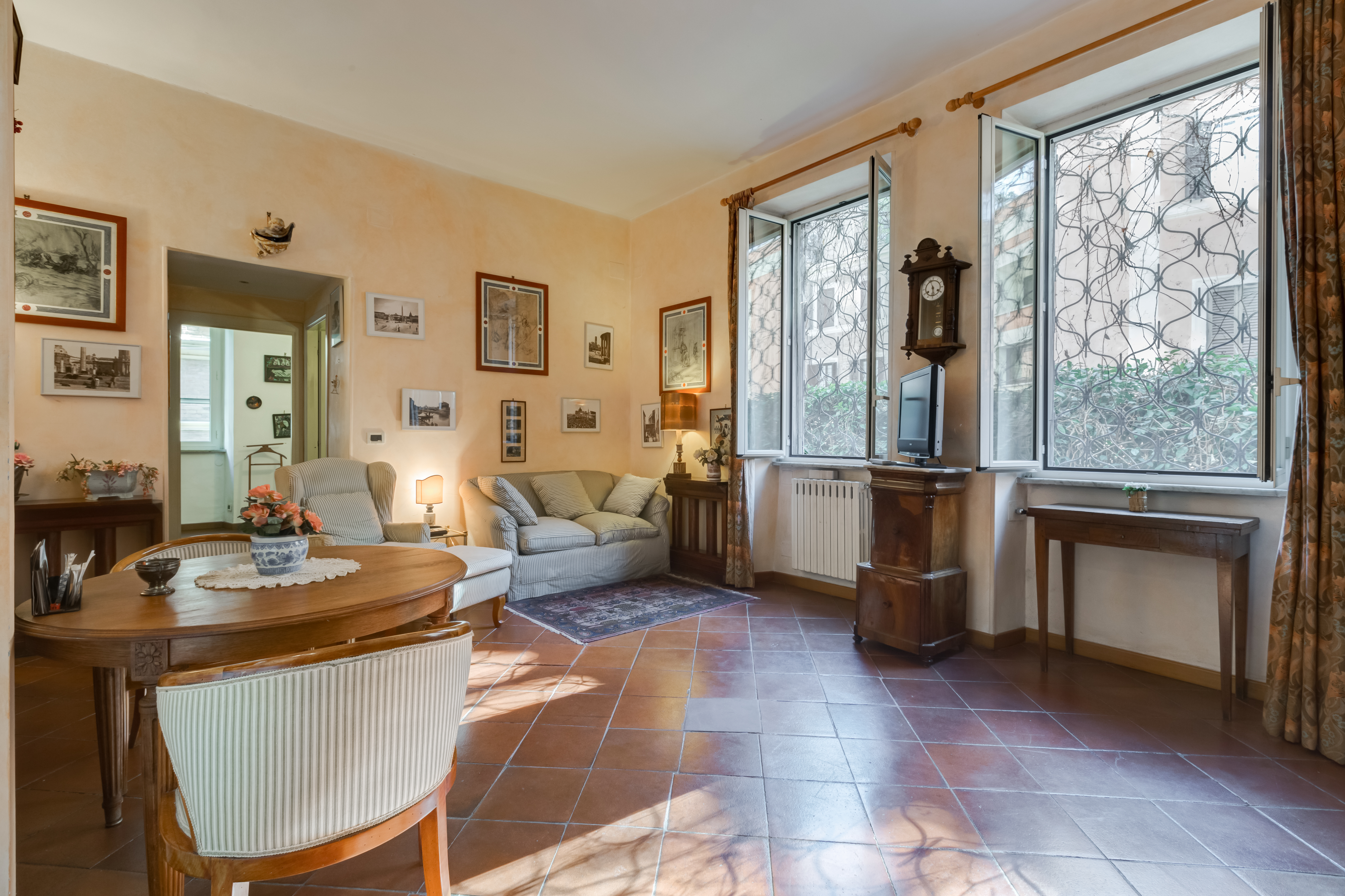 Charming Roman home 100 mt from the Colosseum.