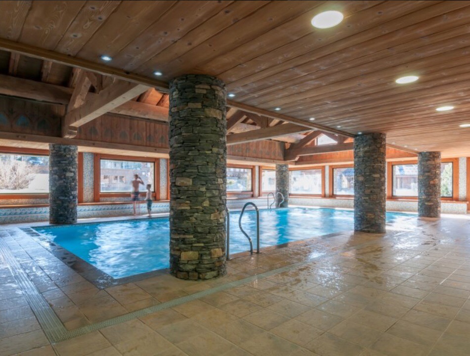 Les Carroz:  Spacious Apt, Pool, Covered Parking