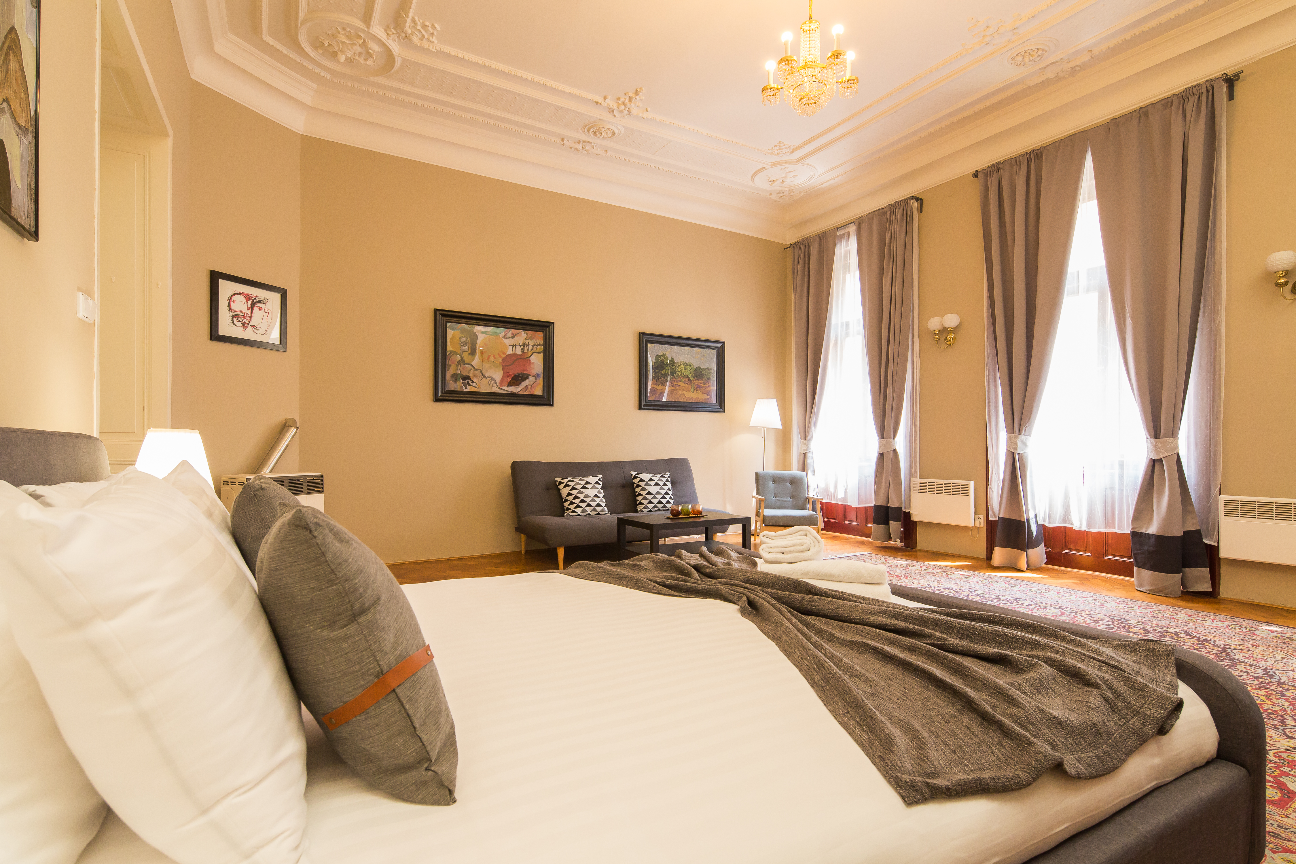 Quaint Ritz ROOM with Private Bathroom