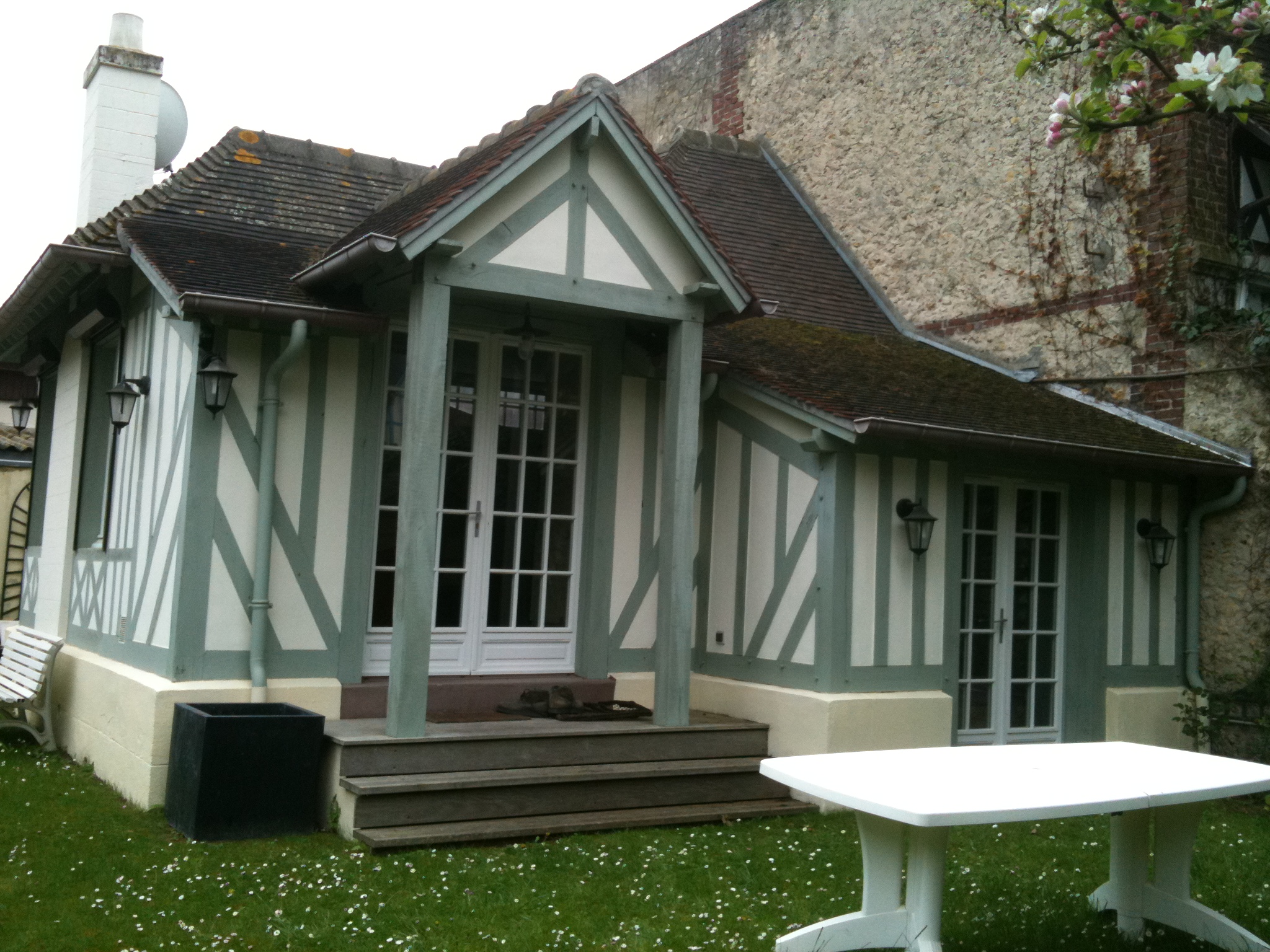 Charming norman cottage in a garden Cottages for Rent in Deauville