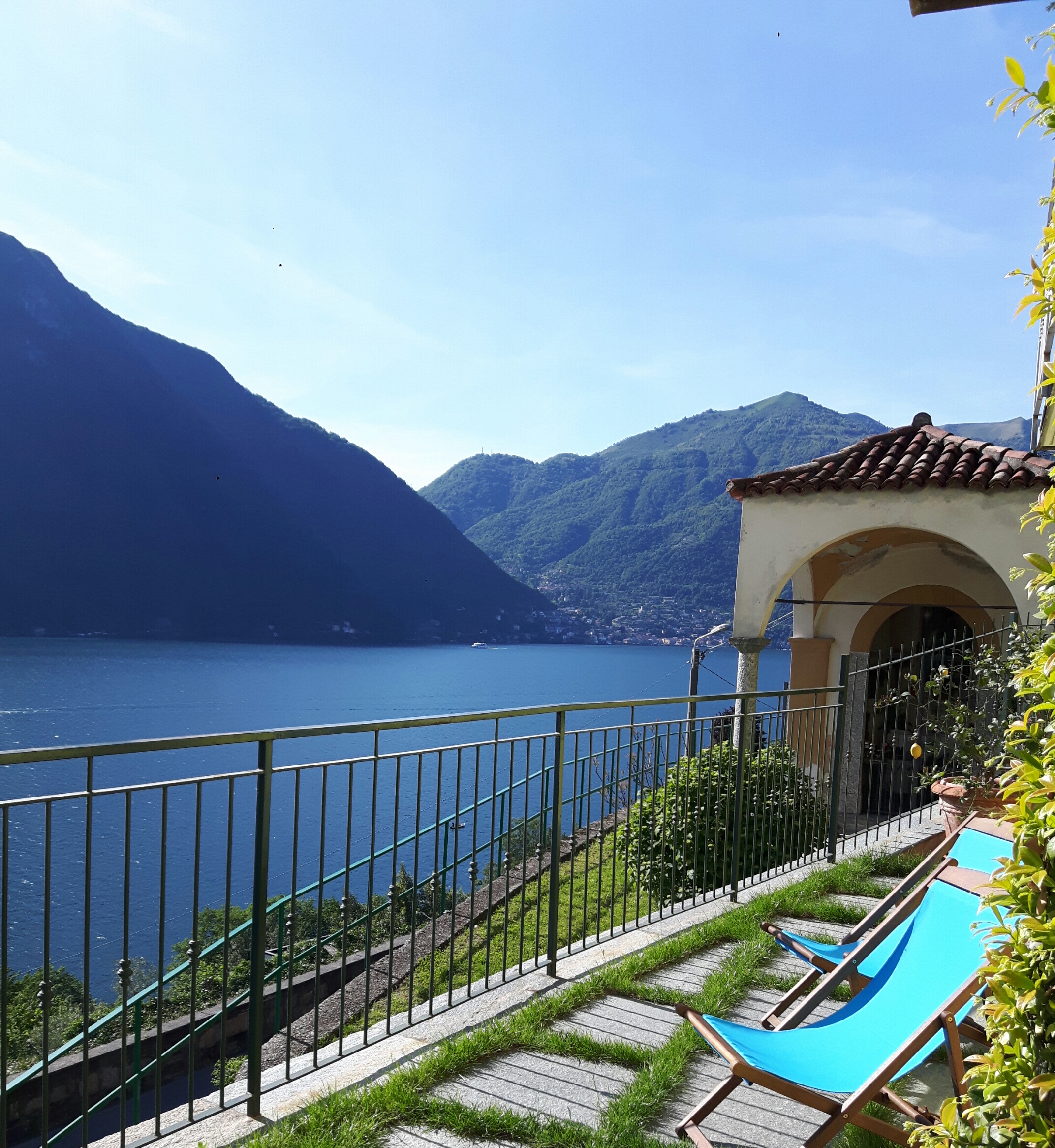 lake di Como Balcone dei Limoni Van vacation home.