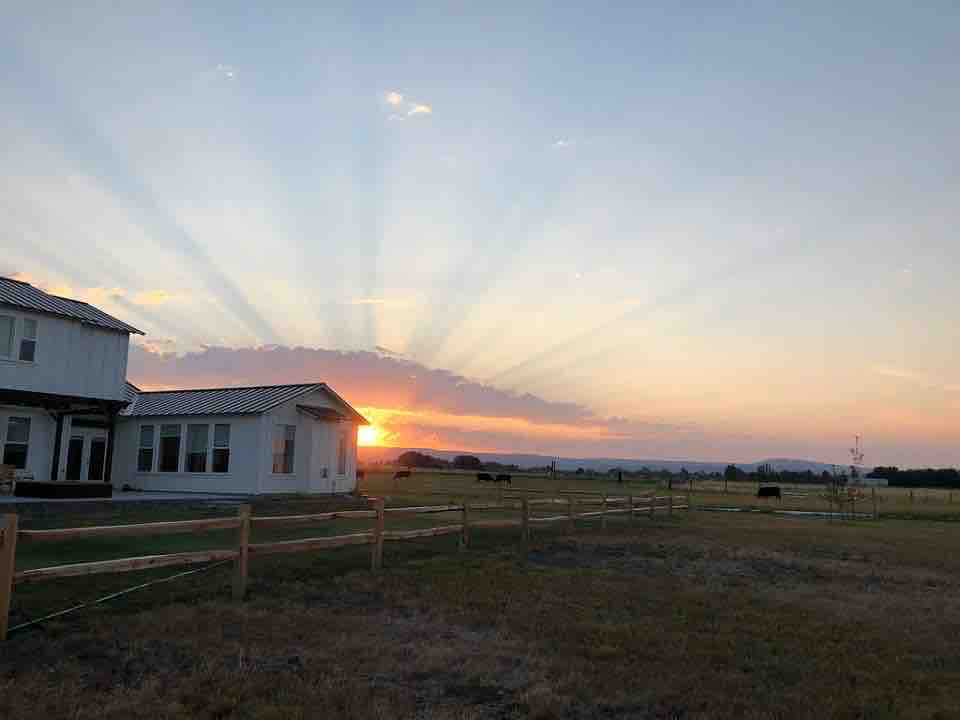 Spacious 2 Bedroom Farmhouse in Ellensburg