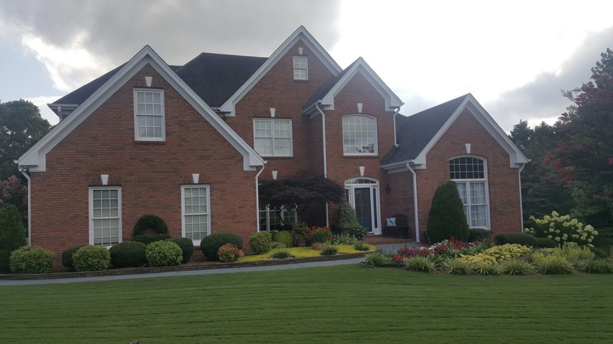 Casa residencial de 5 dormitorios con sótano completo Casas en renta