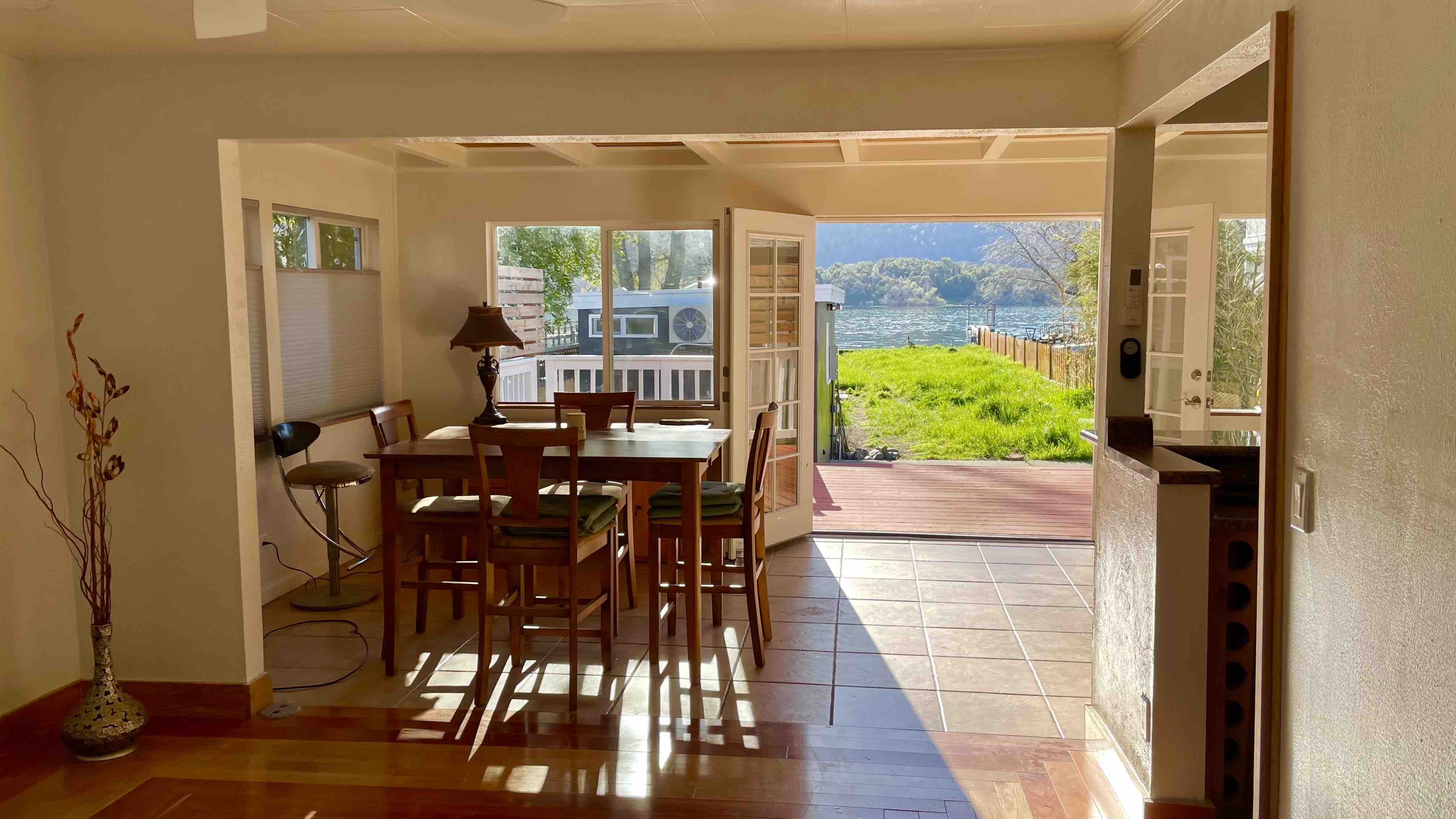 Lakefront Cozy New House,  breathtaking Views