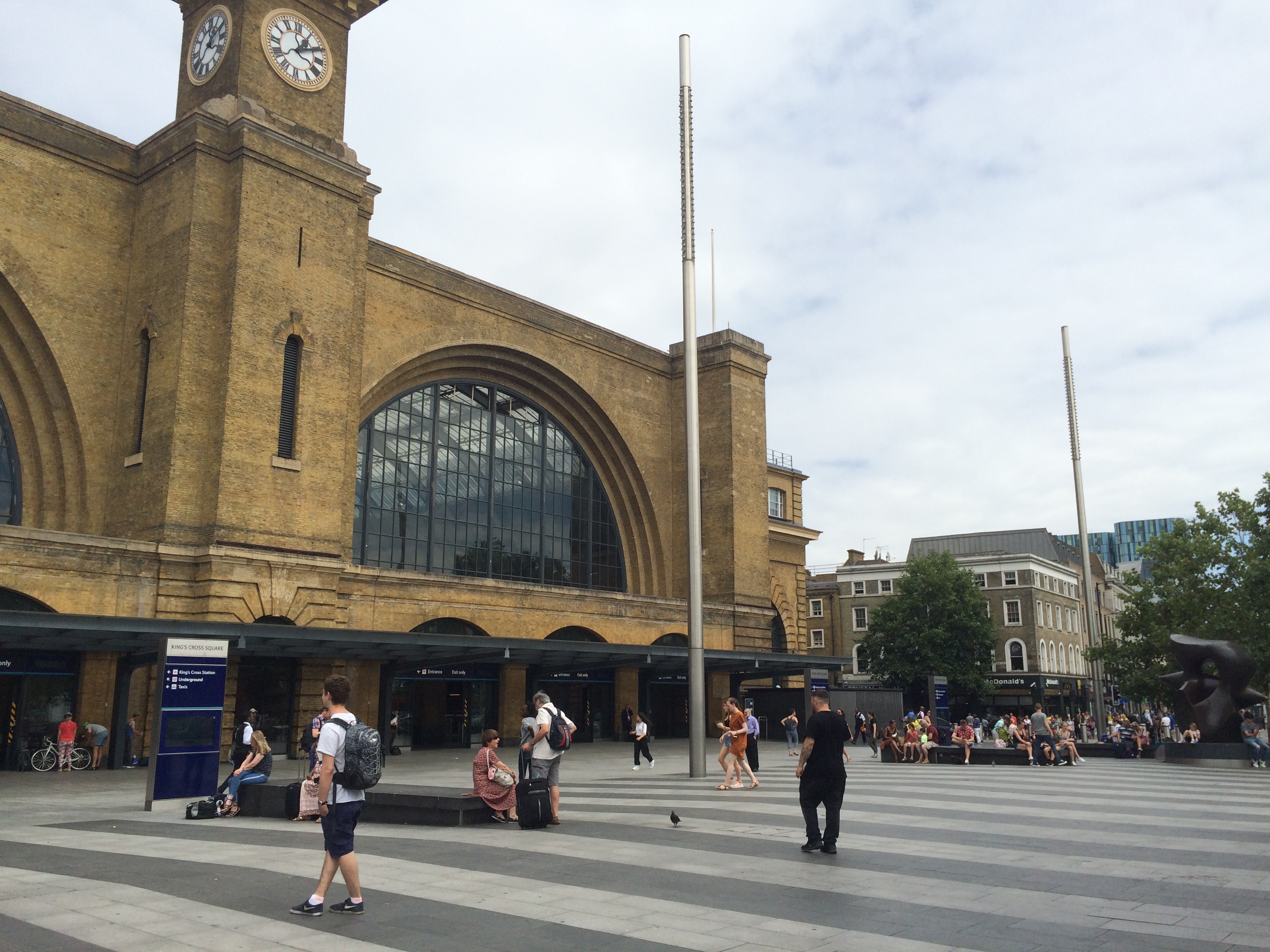 London's best transport hub 5 mins walk! Safe too!