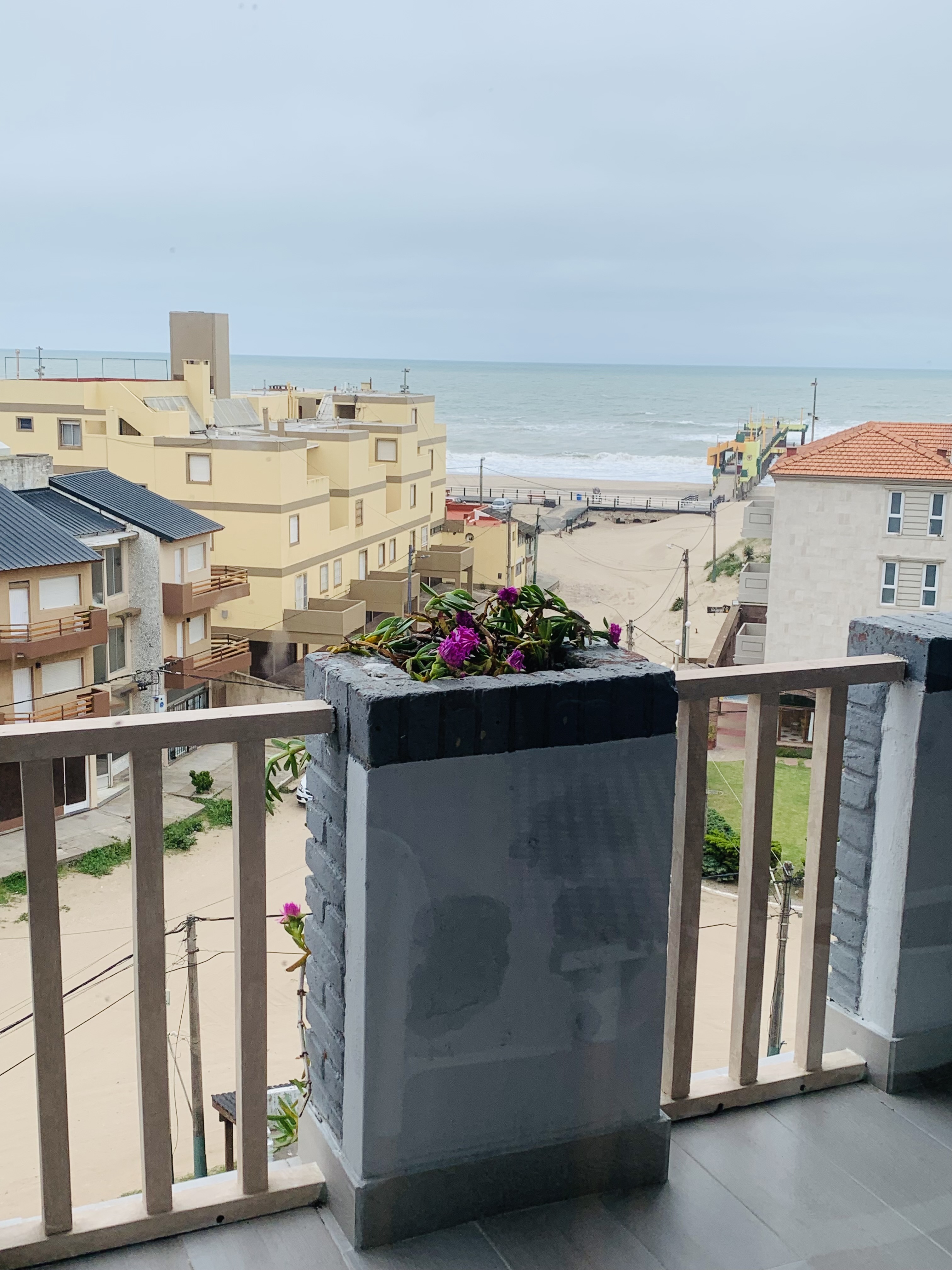 Beachfront Dto .Ideal for Home Office.
