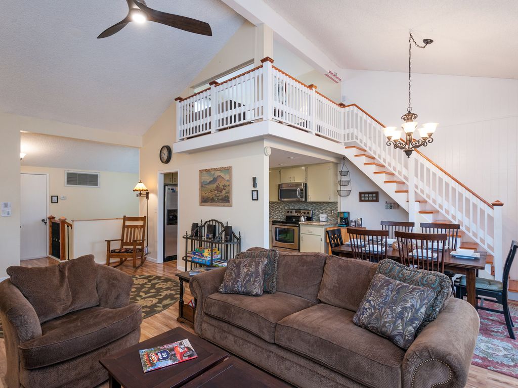 Oakmont PlaceLuxury Townhouse on the 9th green Townhouses for Rent