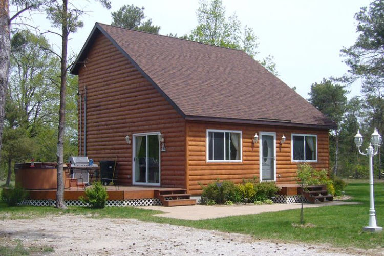 All Seasons Lodge, hot tub, cozy, private.