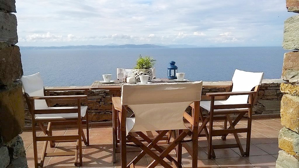 Comfortable apartment overlooking the Aegean Blue