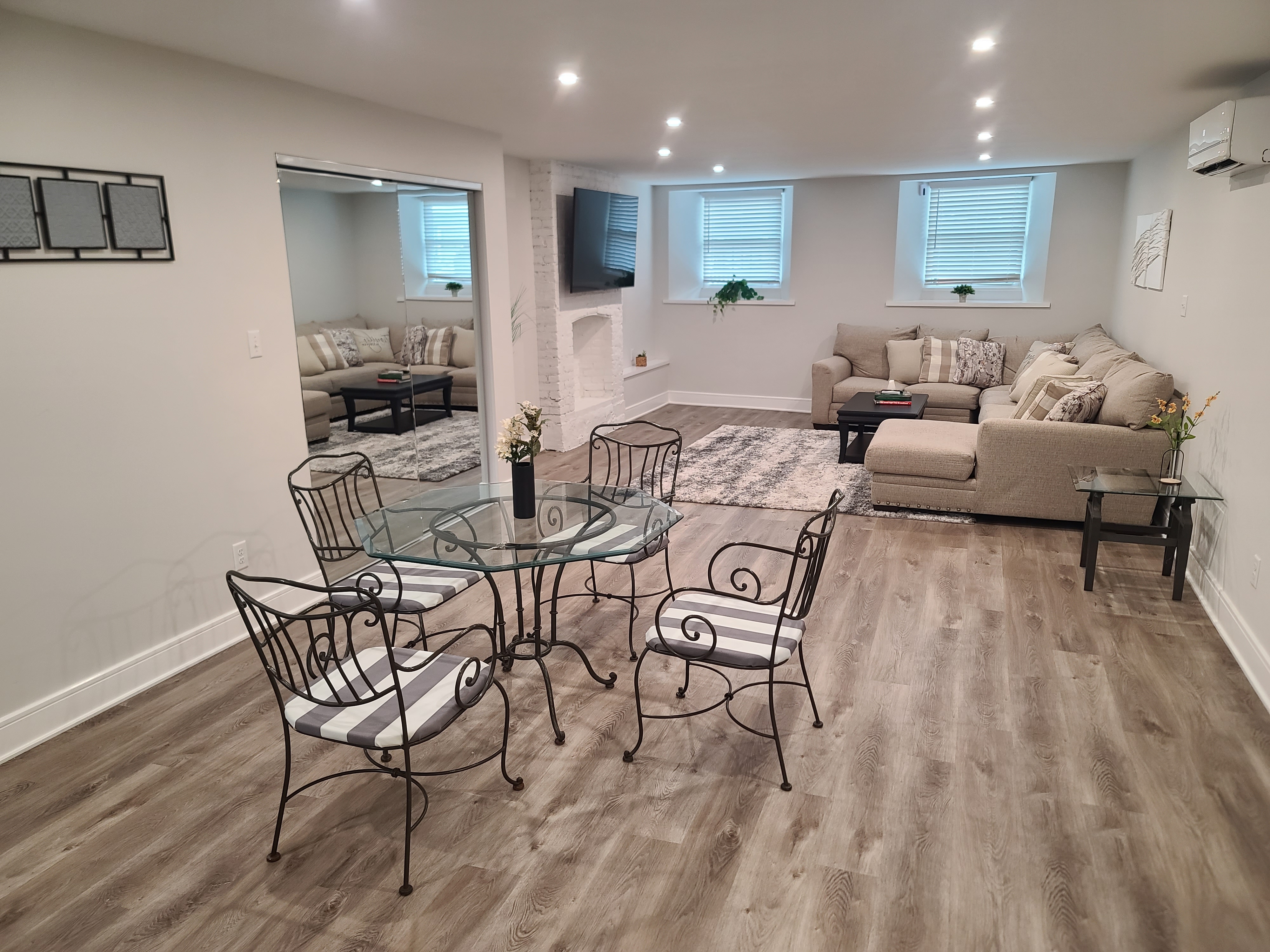 Modern luxury studio with free off street parking in SECOND WARD, Albany