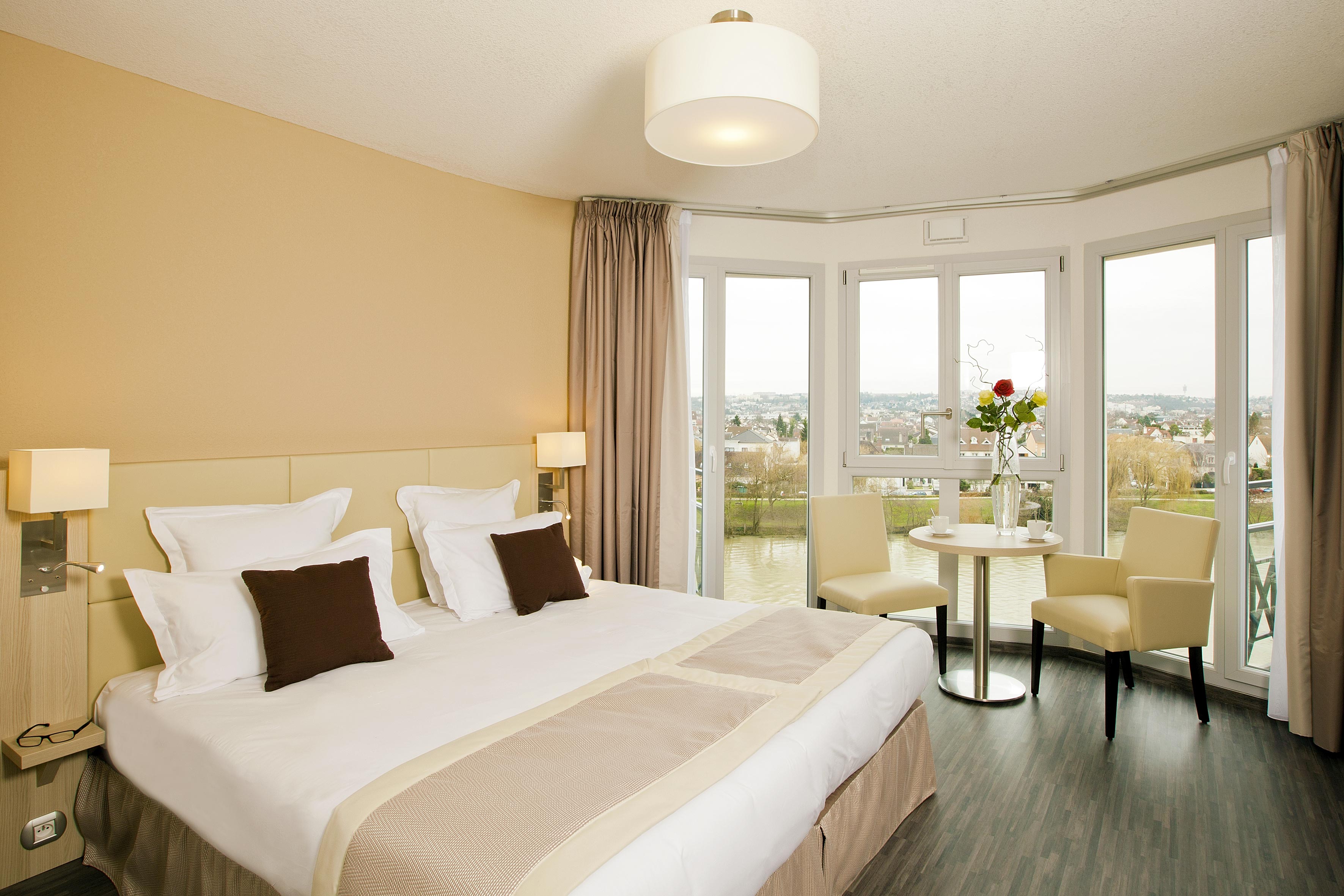 Studio with panoramic views of the Marne RER A