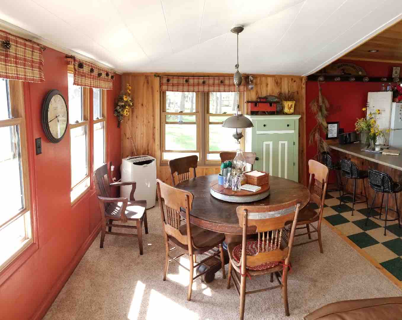 The Boxcar Cozy 2 Bdrm Cabin on Waters Edge Cabins for Rent in