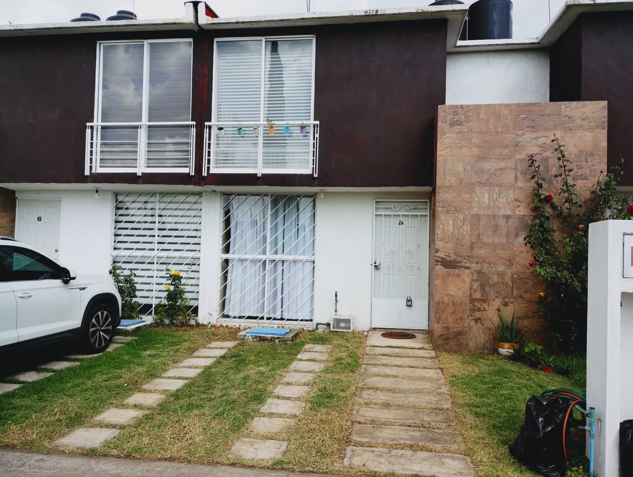 Great house, overall gated close by VW