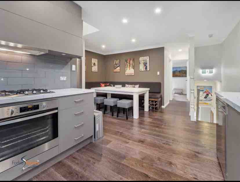Stylish Alpine Chalet; Walk to Slopes/Village