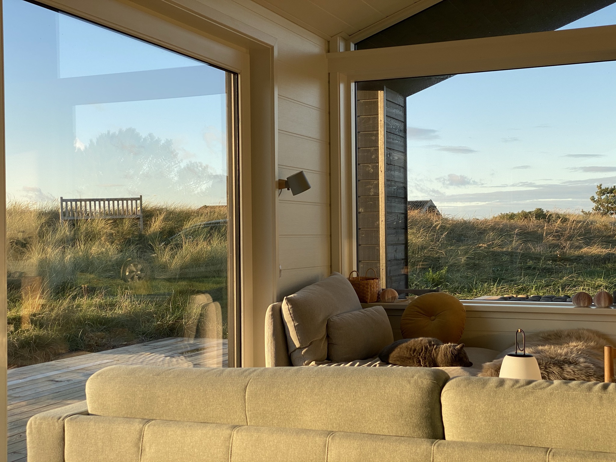 New luxury cottage/unique light/close to the sea