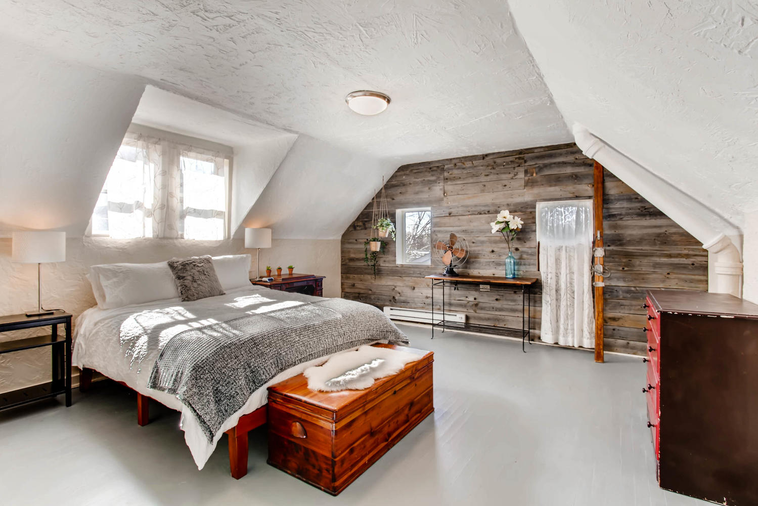 Baker Carriage House- Amazing Location!