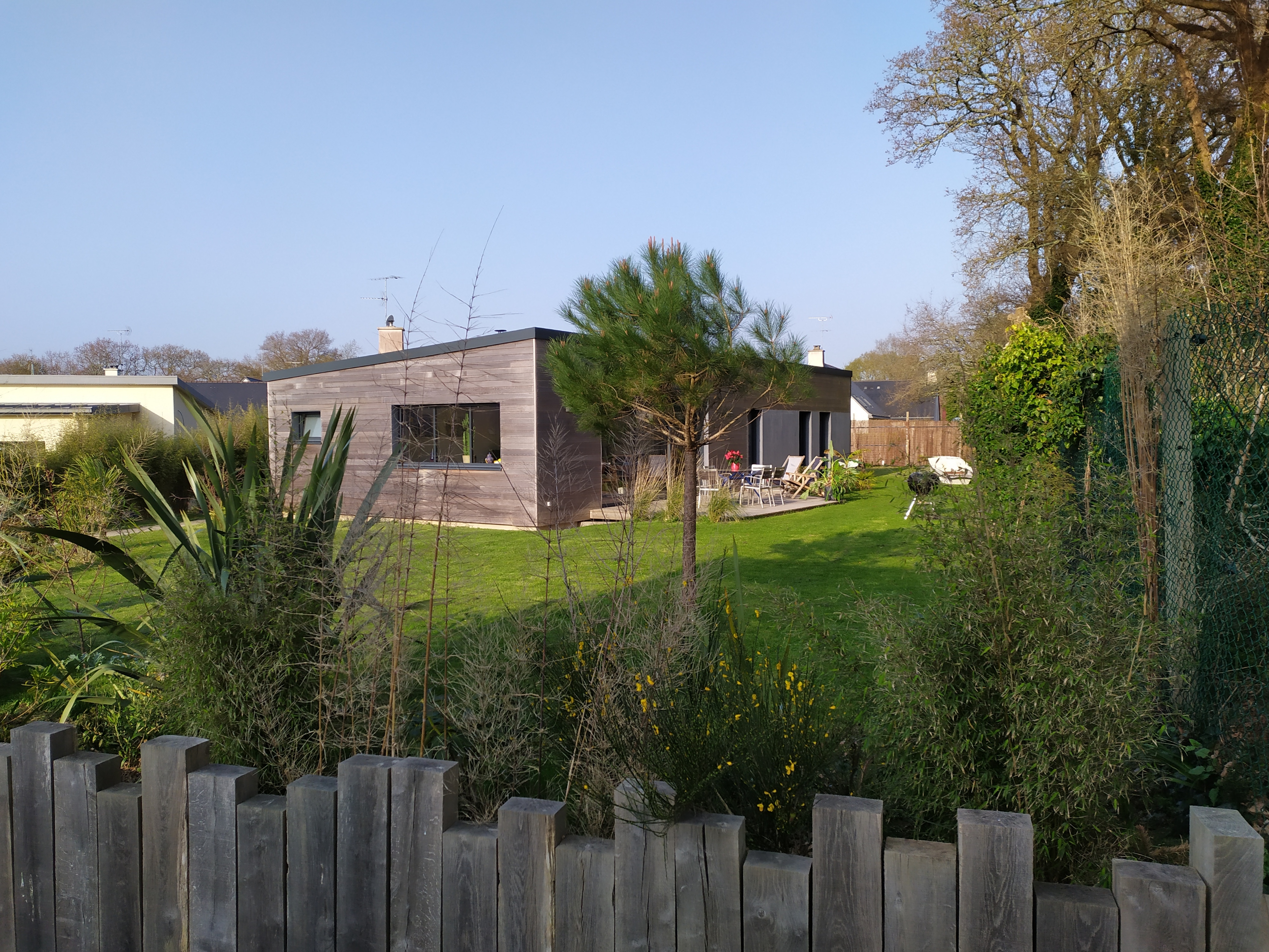 Wooden house on one level 400m from the beach