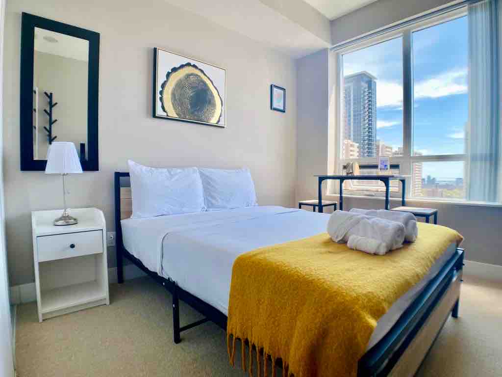 Cozy Suite with Private Bathroom - CN Tower View