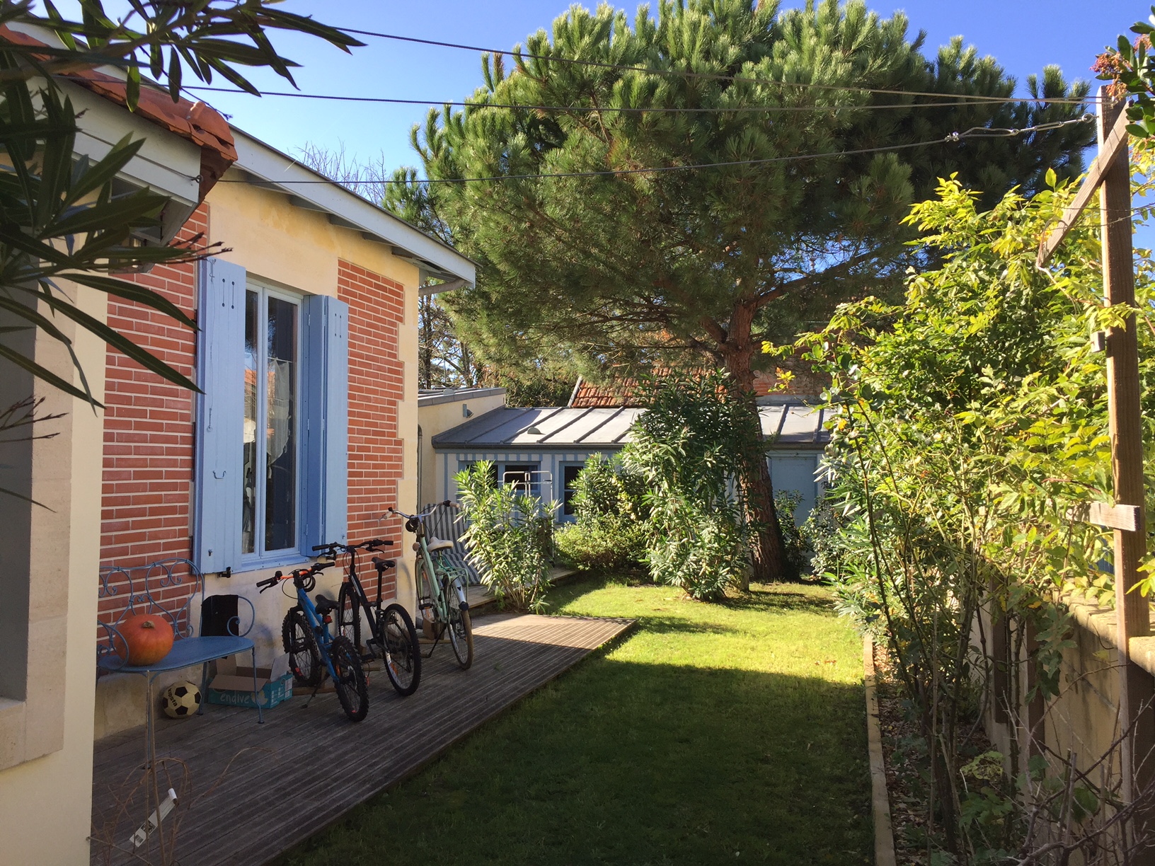 Villa a stone's throw from the beach and the center.