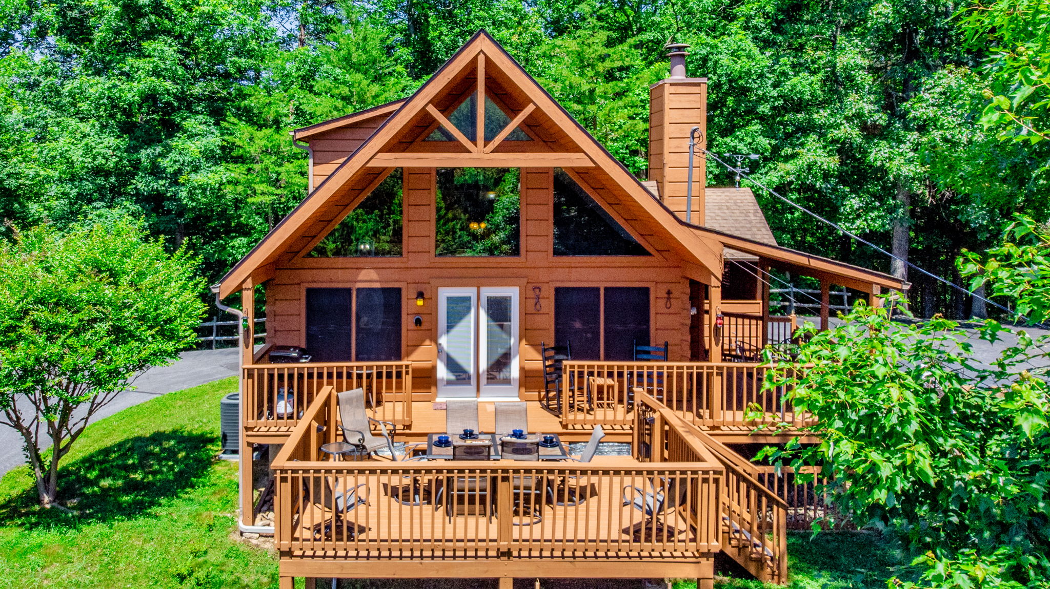 CHARMING CABIN. VIEW! 5 MILES TO DOLLYWOOD! HOT TUB & MINUTES TO GSMNP