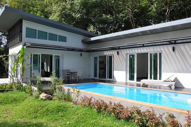 Garden view pool villa minutes from the beach!