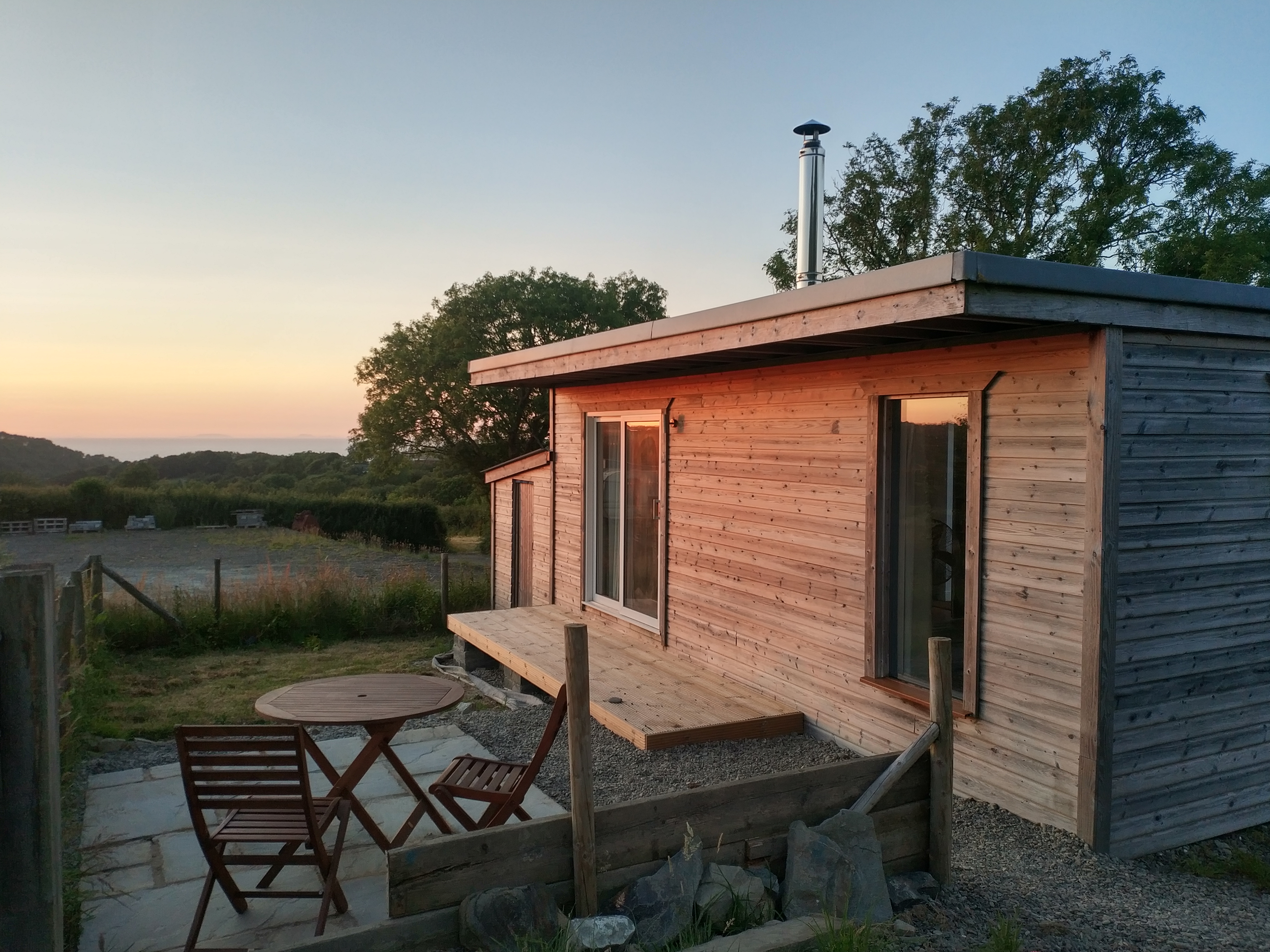 Cosy cabin & small garden, 1.5 miles to the beach