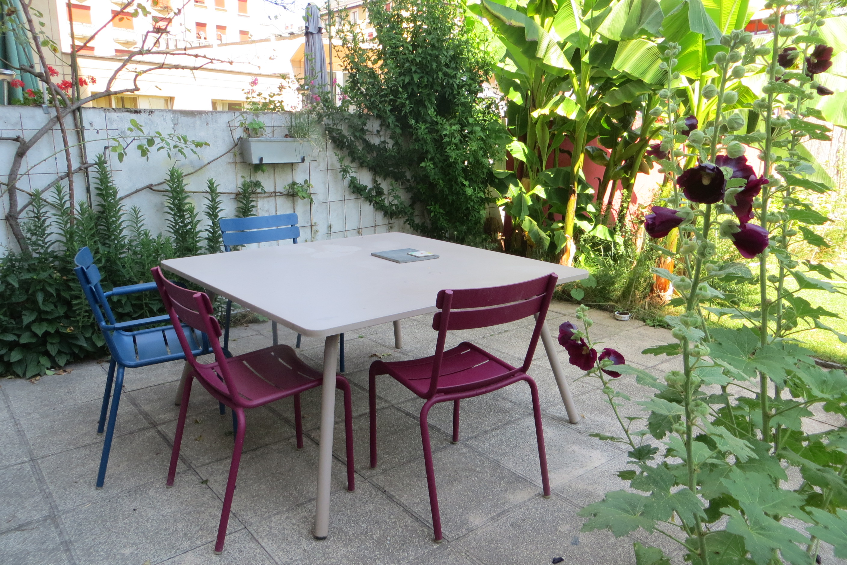Central Geneva: 2 BD family flat w/ private garden in Commune de Genève, Geneva