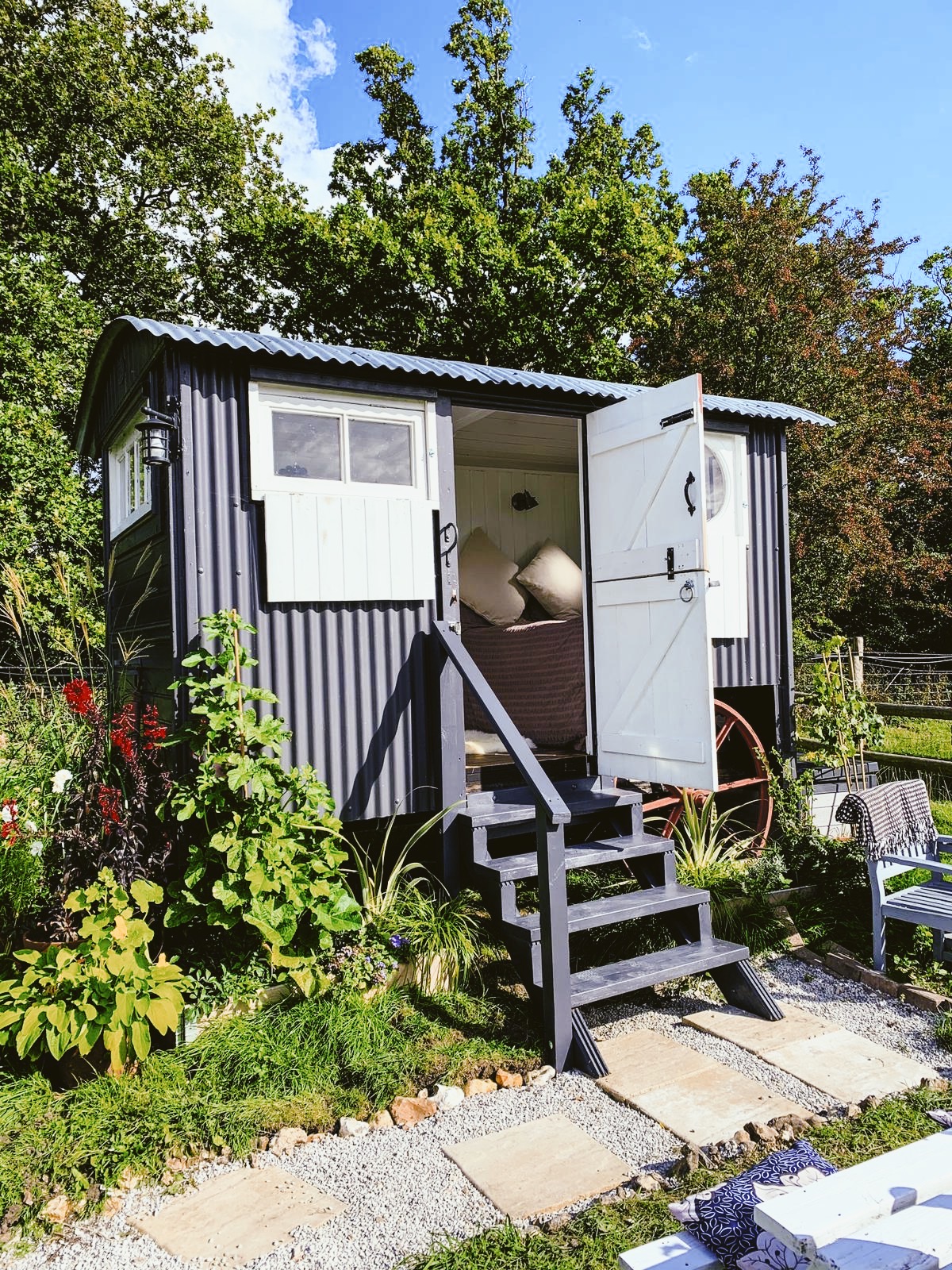 Shepherds hut with Alpaca views