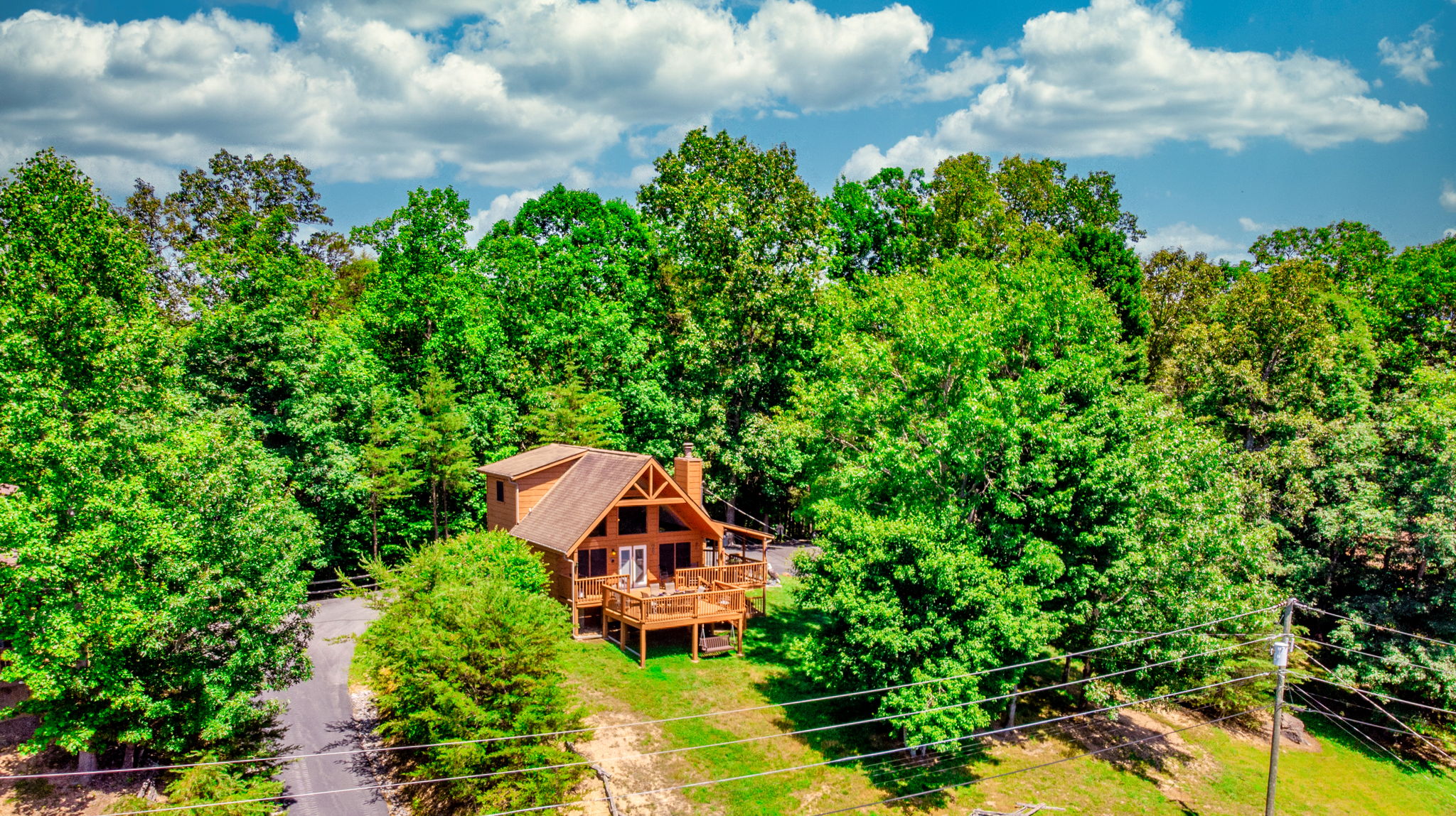CHARMING CABIN. VIEW! 5 MILES TO DOLLYWOOD! HOT TUB & MINUTES TO GSMNP