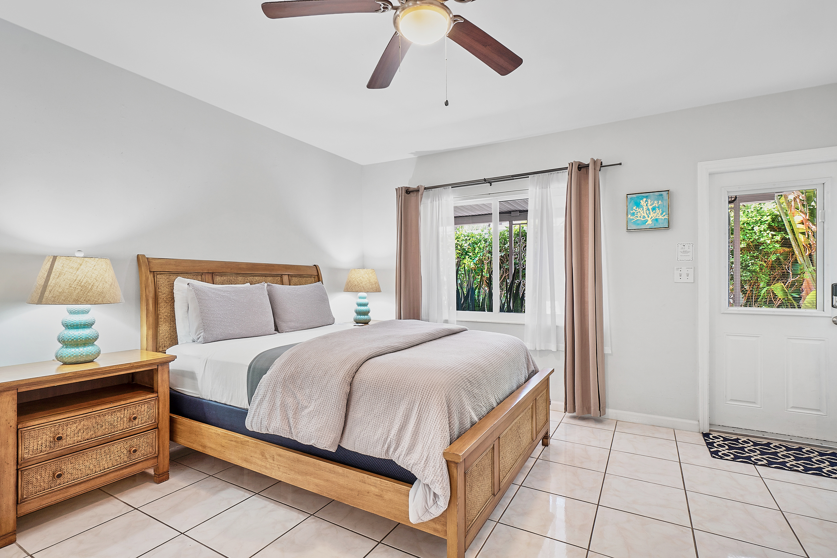 Charming Beach Apartment One Step from the Ocean! in Lauderdale By The Sea, Broward County