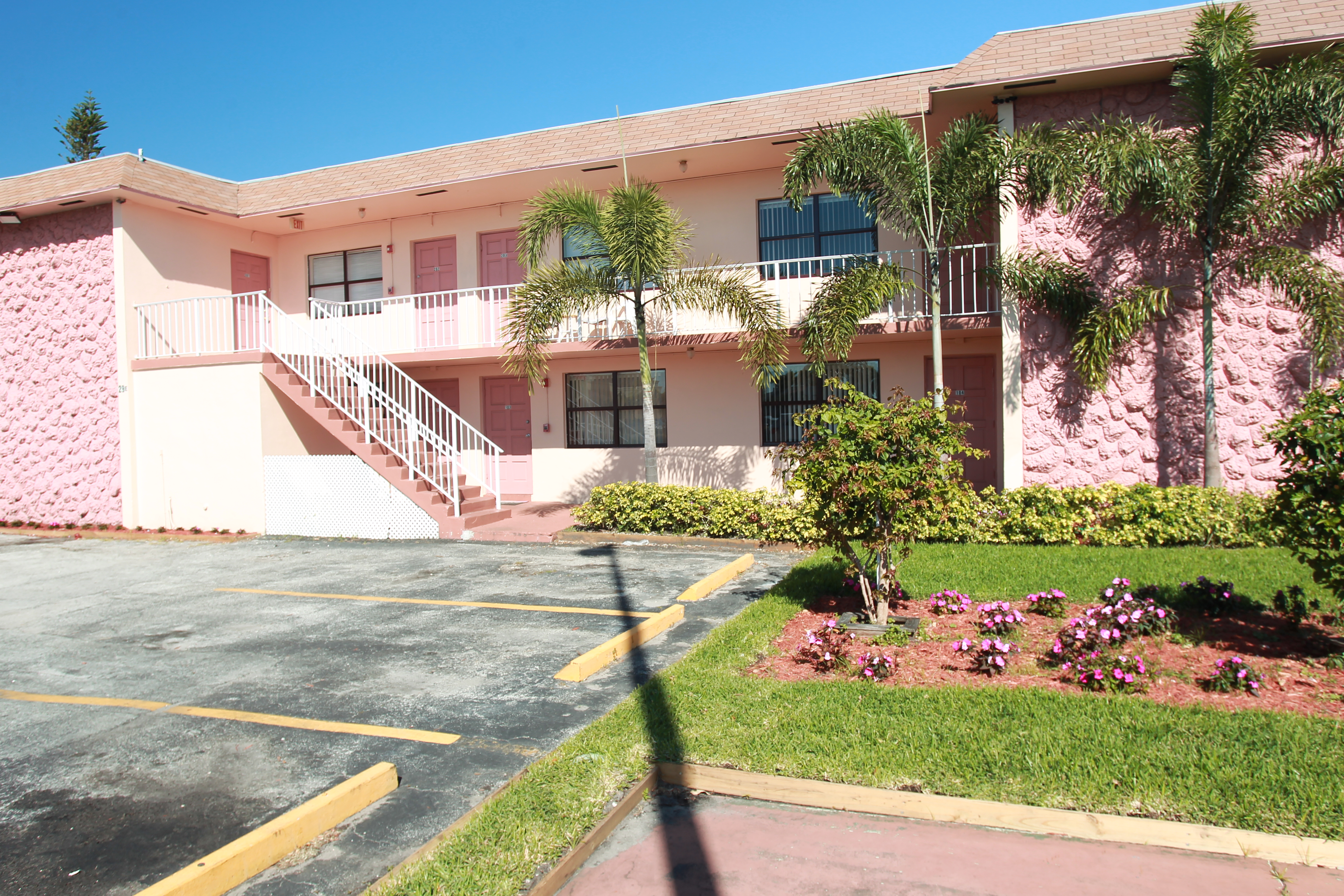 2 miles from the beach #104 2/1 Renovated 5/2023 in Dania Beach, Broward County