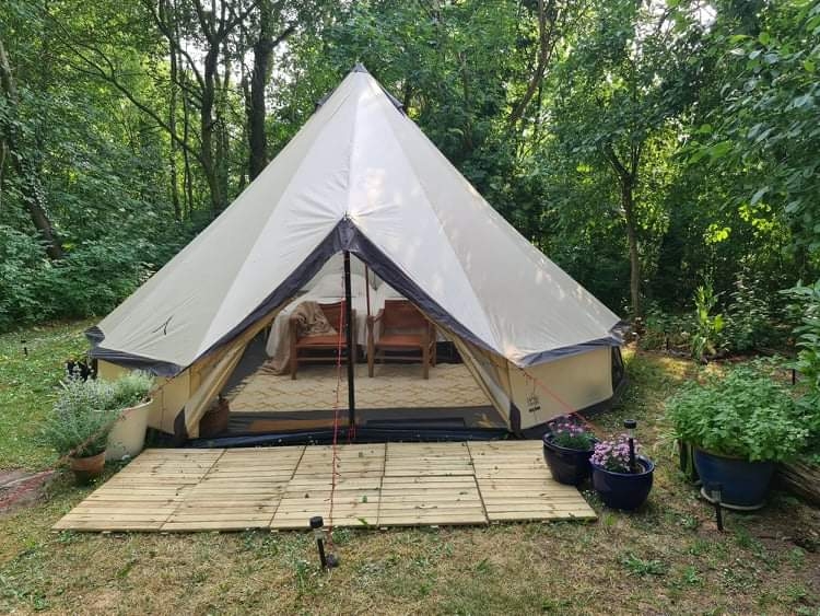 Glamping in Stenhuggerens garden in the heart of Bornholm.