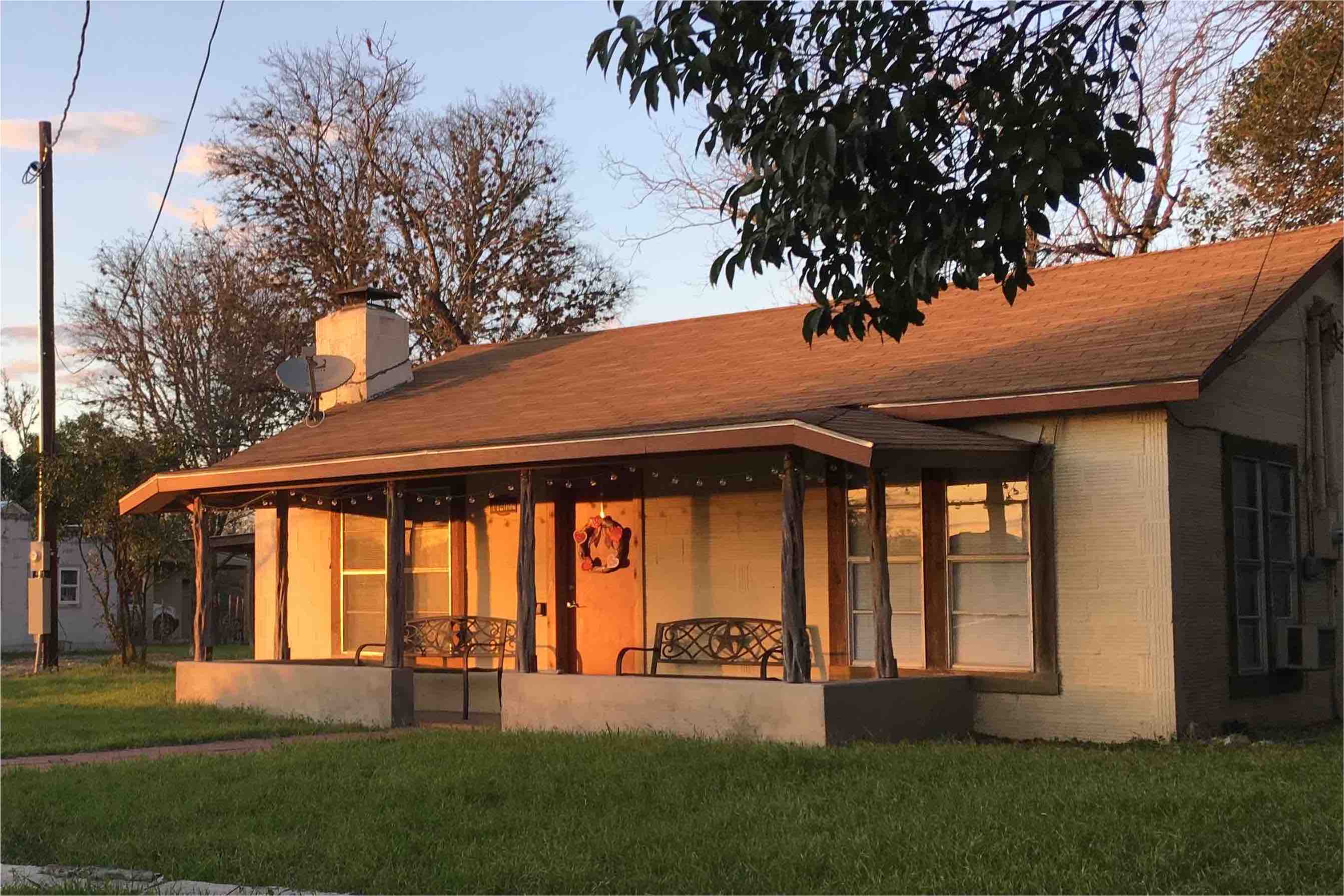 Cozy Cottage with Big Porch, close to Lost Maples