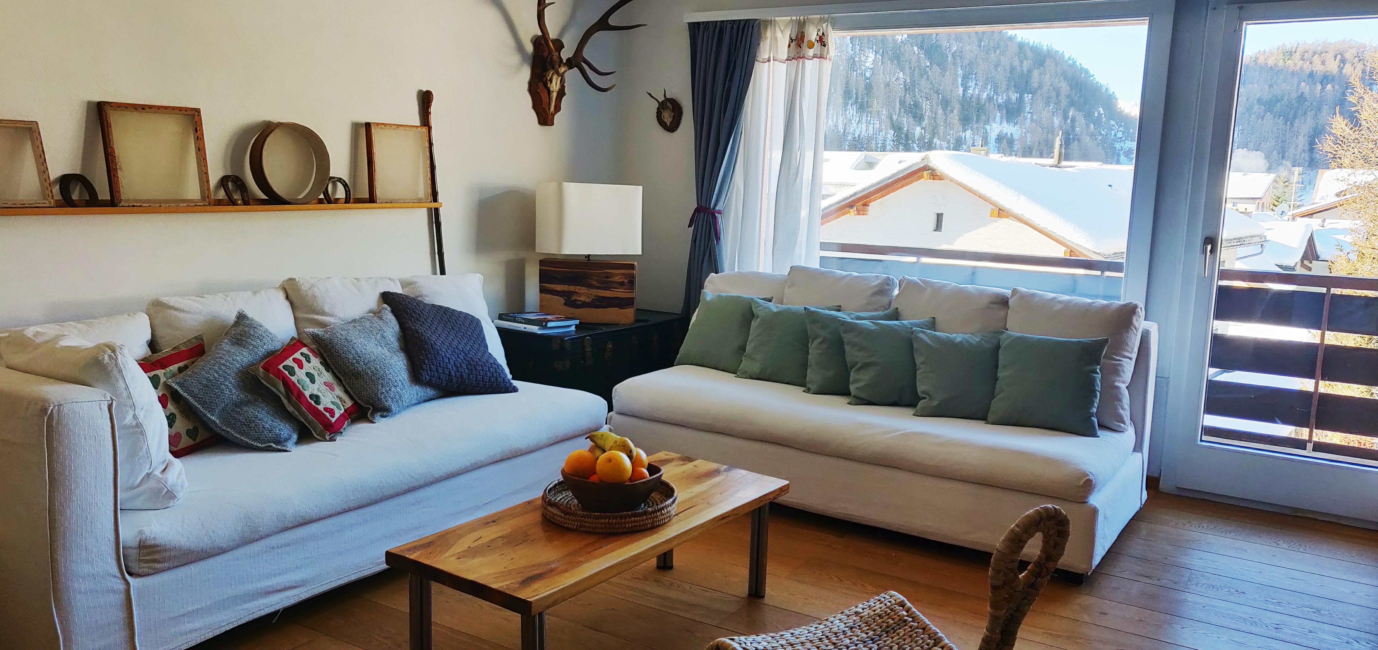 Well-decorated apartment overlooking the valley